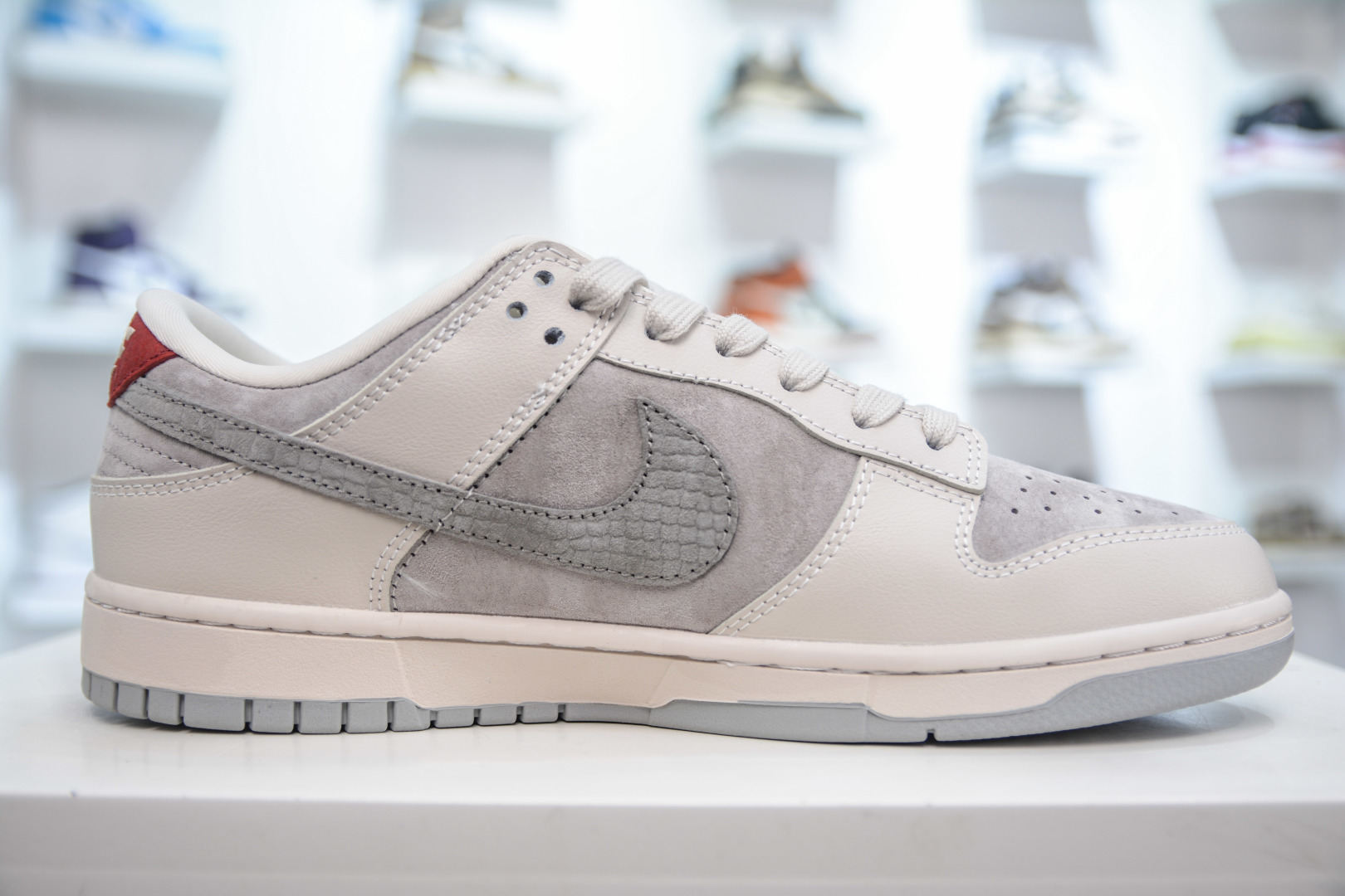 Nike SB Dunk Low x Louis Vuitton White Grey Snake scale Hook Shoes 3 cmp i1746811913970 5684 0 2
