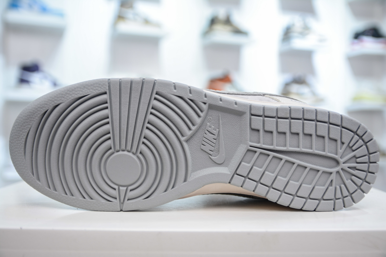 Nike SB Dunk Low x Louis Vuitton White Grey Snake scale Hook Shoes 5 cmp i1746811913995 2244 0 4