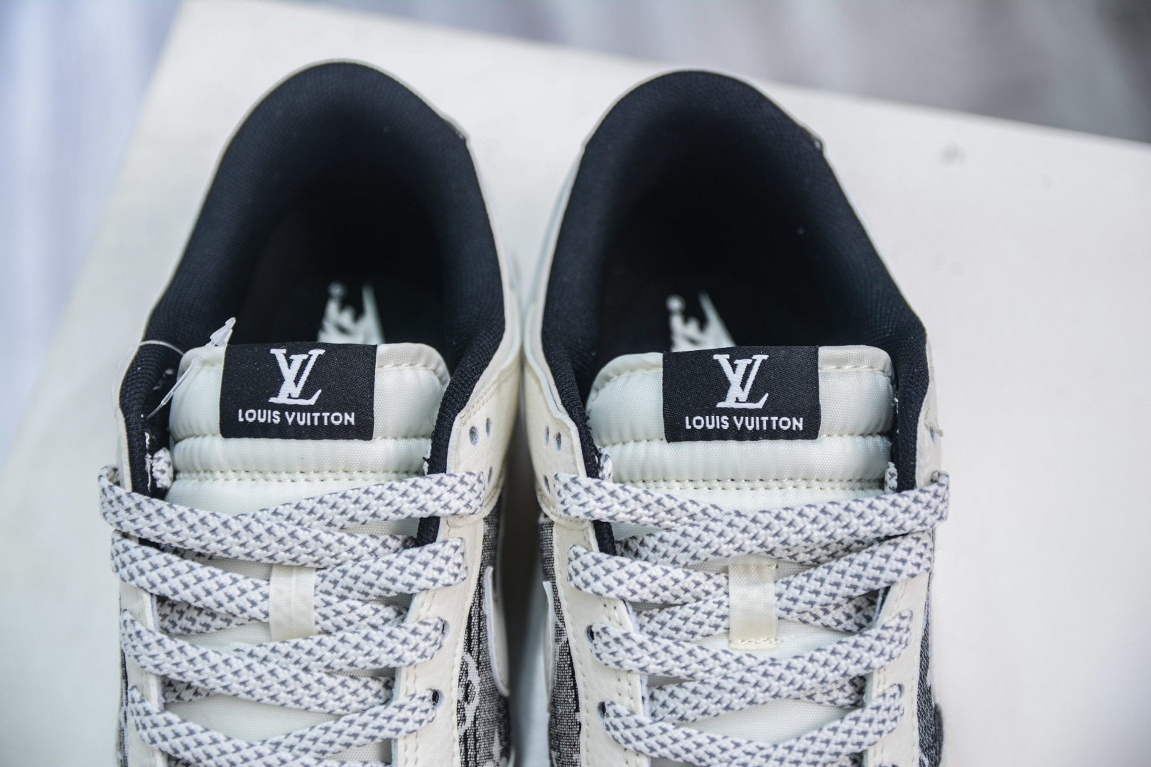 280 Nike SB Dunk Low x Louis Vuitton LV联名-黑白织布白勾 FC1688-229