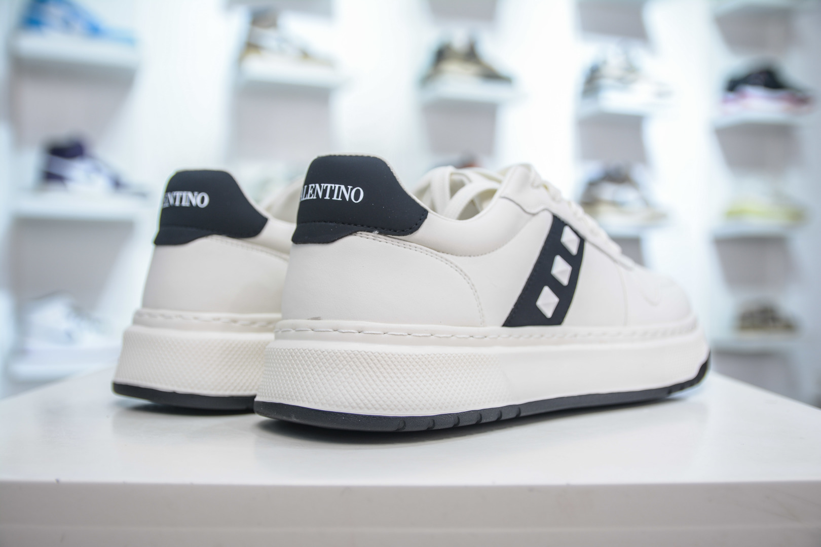400 Valentino 华伦天奴 Rockstud untitled 厚底休闲铆钉小白鞋