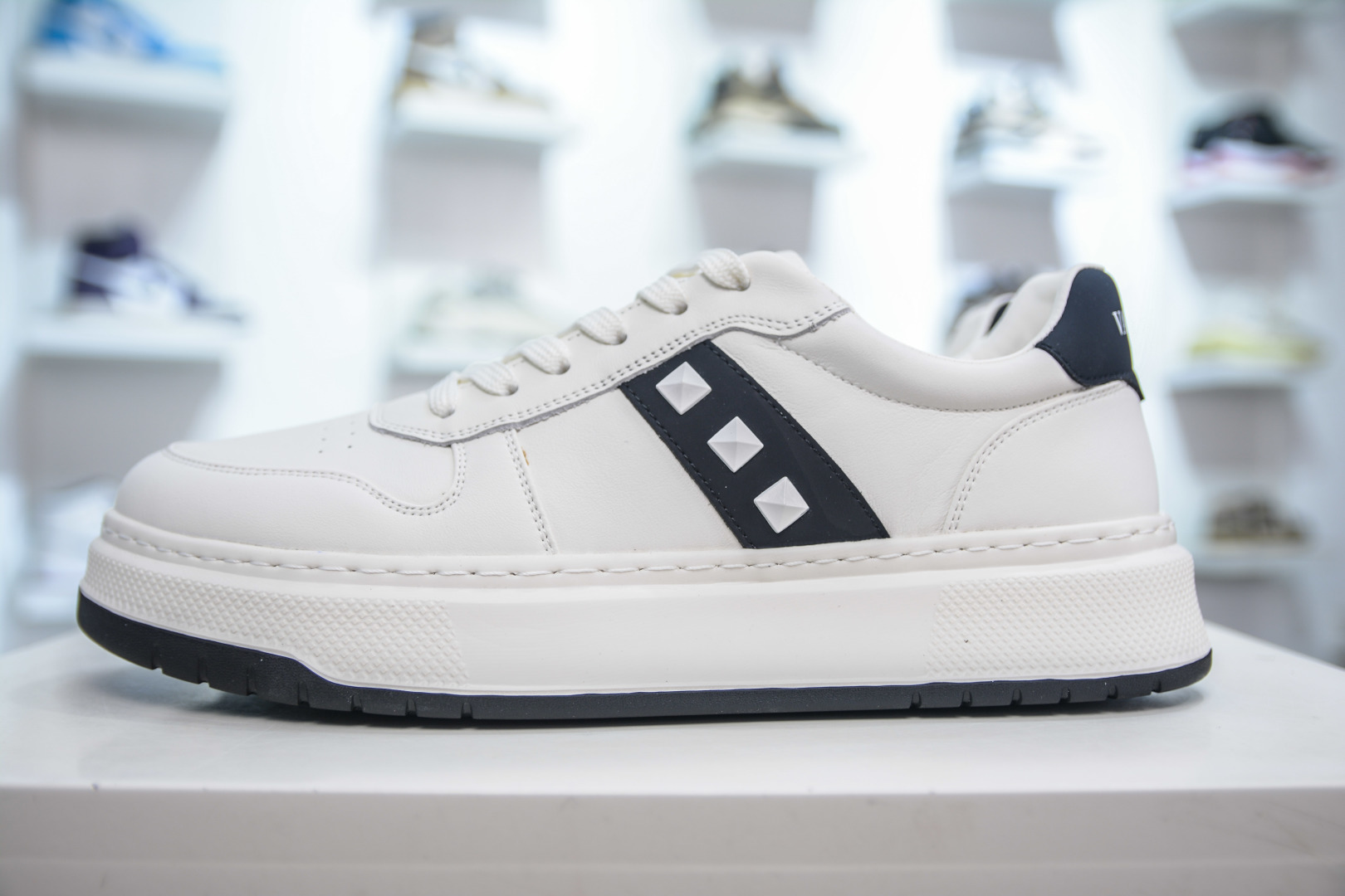 400 Valentino 华伦天奴 Rockstud untitled 厚底休闲铆钉小白鞋
