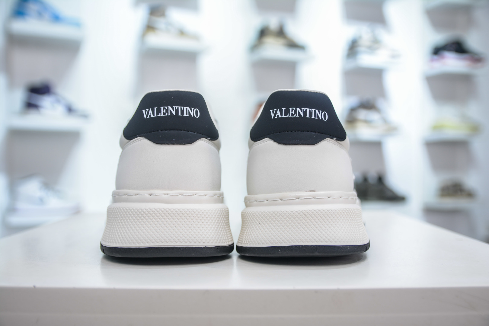 400 Valentino 华伦天奴 Rockstud untitled 厚底休闲铆钉小白鞋