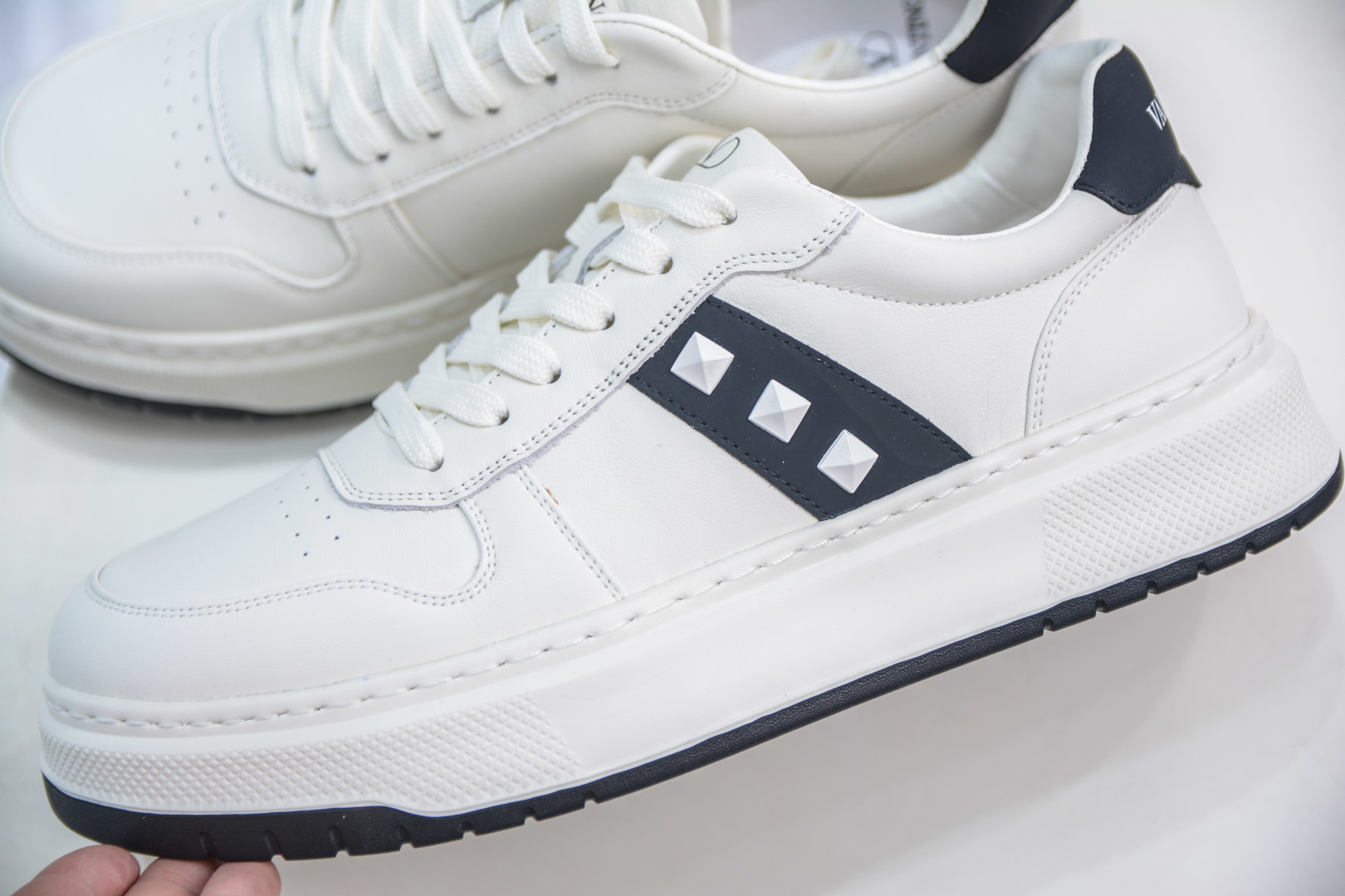 400 Valentino 华伦天奴 Rockstud untitled 厚底休闲铆钉小白鞋