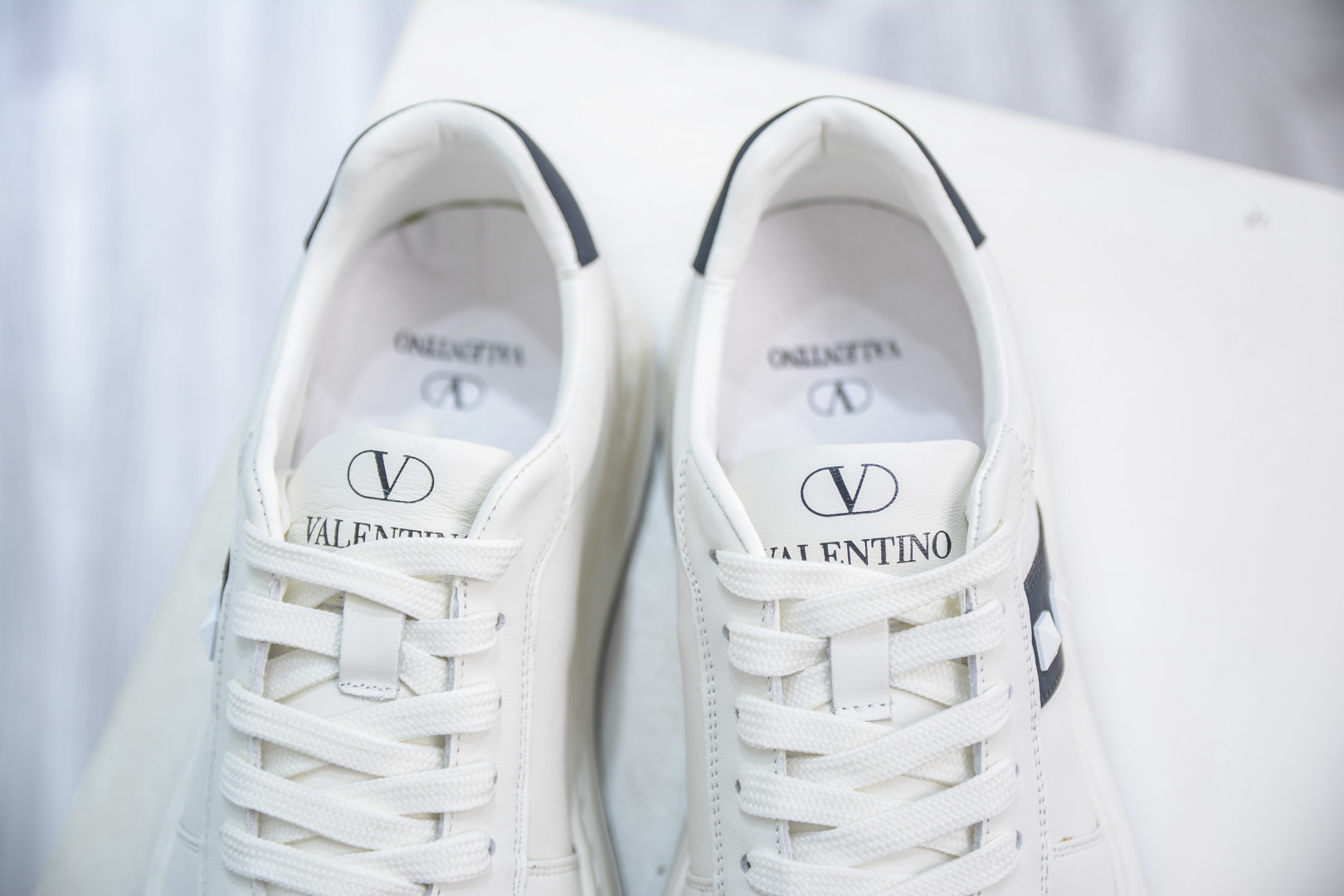 400 Valentino 华伦天奴 Rockstud untitled 厚底休闲铆钉小白鞋