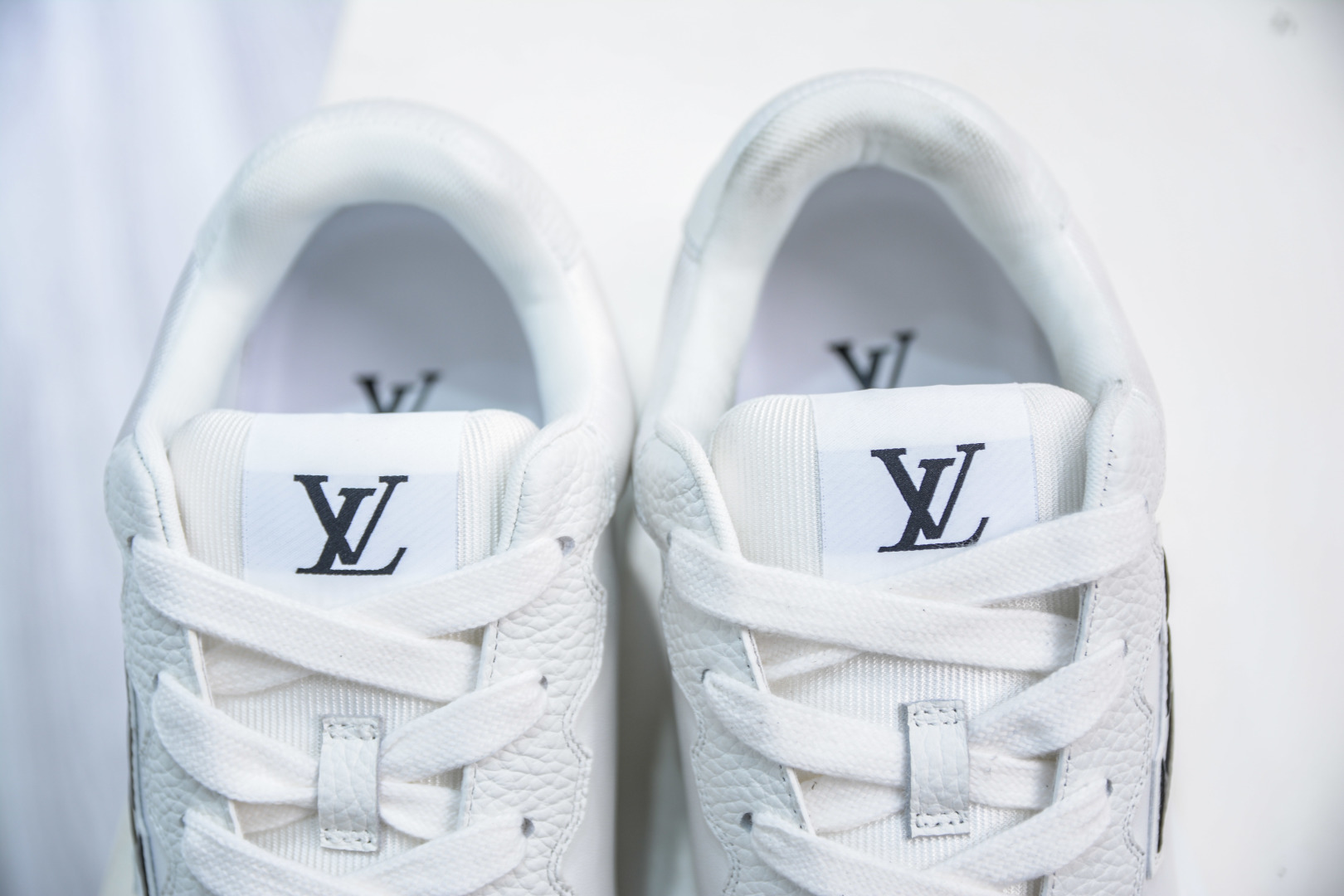 420 LOUIS VUITTON 2025 秋冬男士系列 Classic 牛皮革 圆头系带 低帮 生活休闲鞋