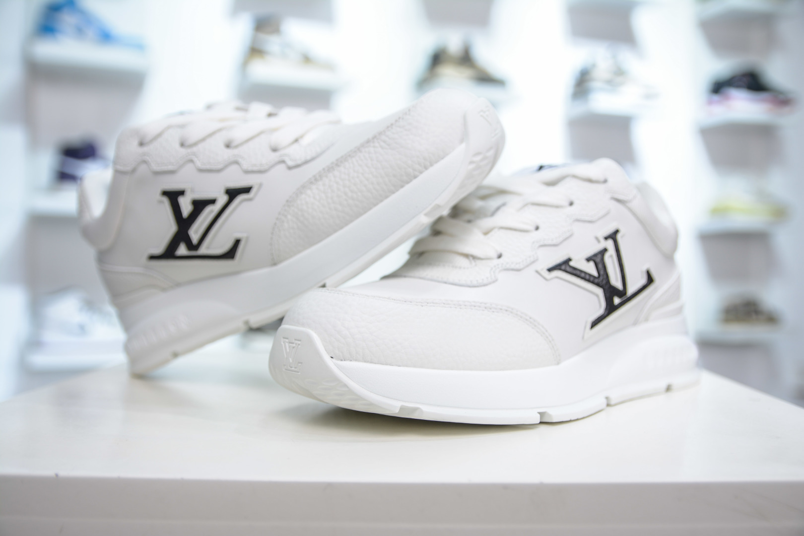 420 LOUIS VUITTON 2025 秋冬男士系列 Classic 牛皮革 圆头系带 低帮 生活休闲鞋