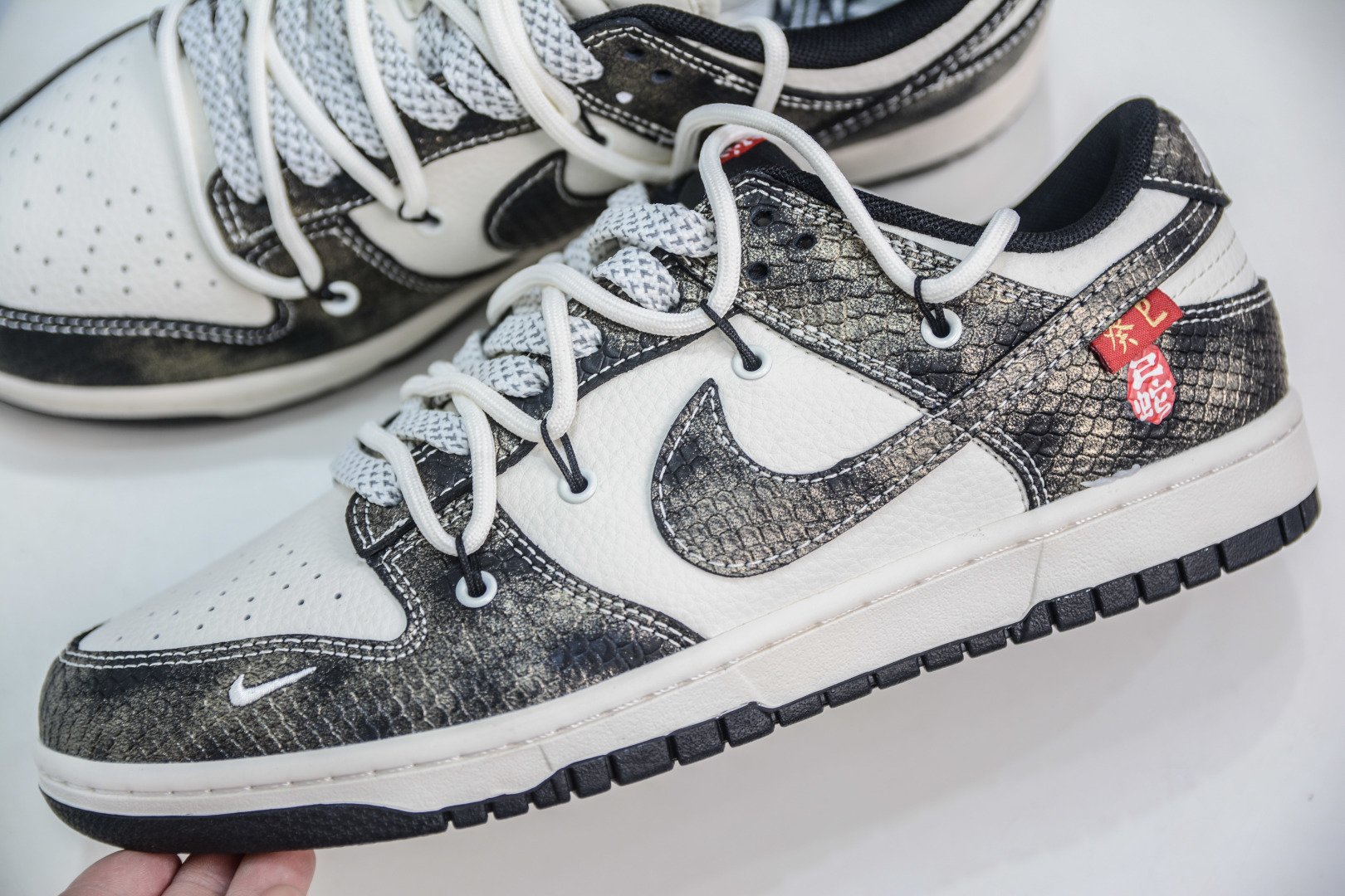 Nike SB Dunk Low 'Year Of The Snake' White Gold Men's Sneakers 7 cmp i1747157161662 844 0 6