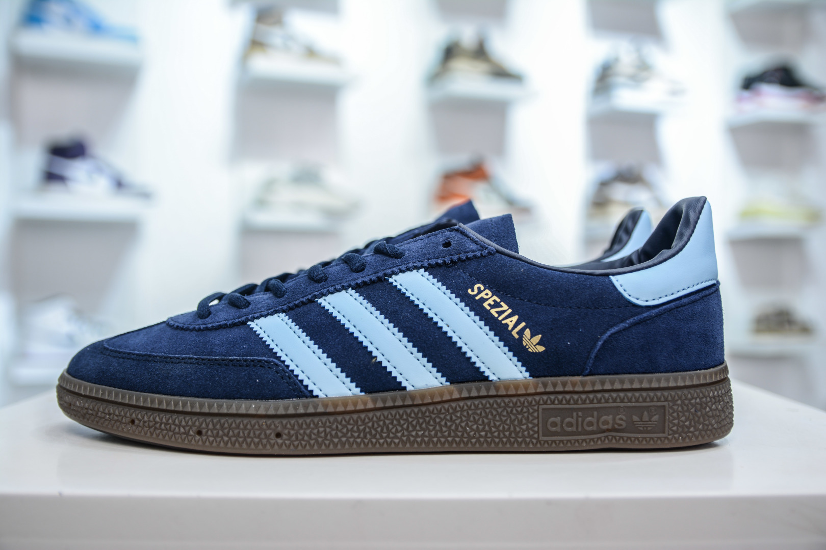 Adidas Originals Handball SPZL: Retro Style, Modern Comfort - Versatile Sneakers 1 cmp i1747157276969 892 0 0