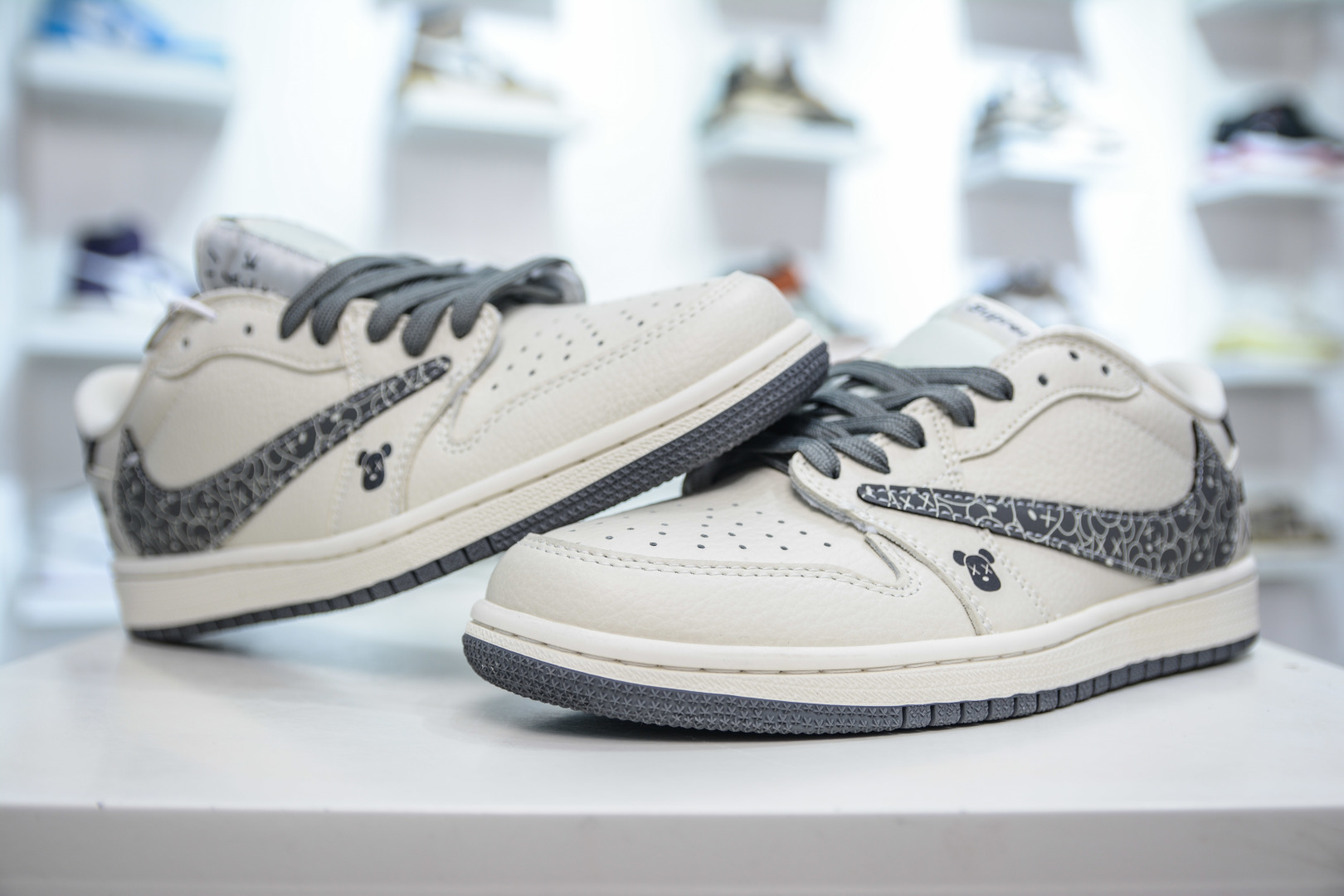 270 TS x Air Jordan x Supreme AJ1 Low 倒钩低帮联名SUP-涂鸦暴力熊 XS2024-035