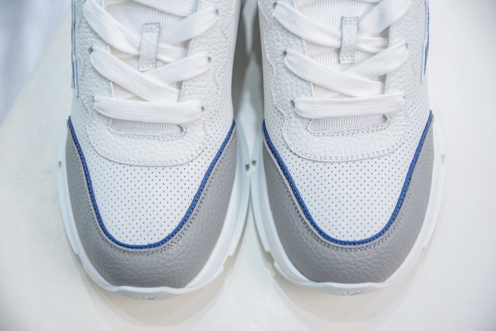 Louis Vuitton Classic Leather Sneakers - Lace-Up, Round Toe, Low Top Design 9 cmp i1747158104490 6208 0 8