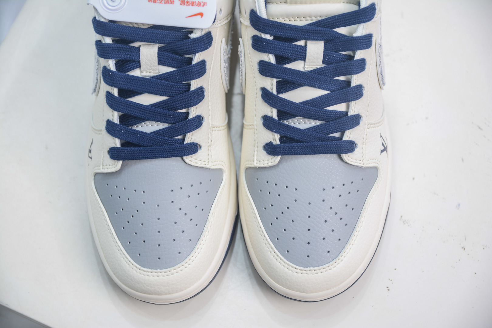 Nike SB Dunk Low x Louis Vuitton White/Grey Collaboration Sneakers 9 cmp i1752507805011 4639 0 8