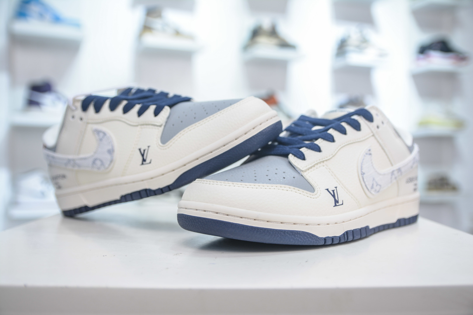 Nike SB Dunk Low x Louis Vuitton White/Grey Collaboration Sneakers 4 cmp i1752507805714 2402 0 3