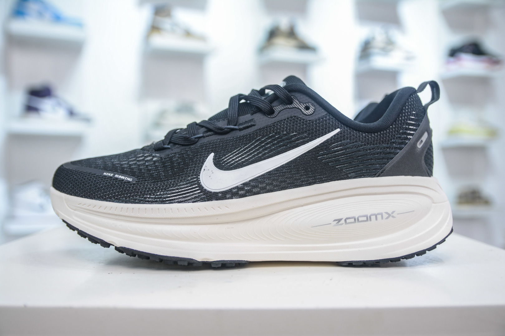 Nike Air Zoom Vomero 18: Lightweight, Comfortable Road Running Shoes 2 cmp i1752587445509 1907 0 0