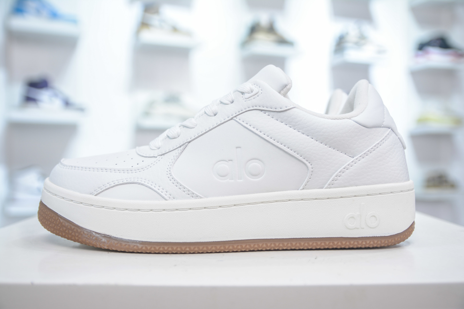 Alo Yoga Recover Mode Low-Top Sneakers - Comfort & Style with Hidden Lift 2 cmp i1752587856183 3660 0 0