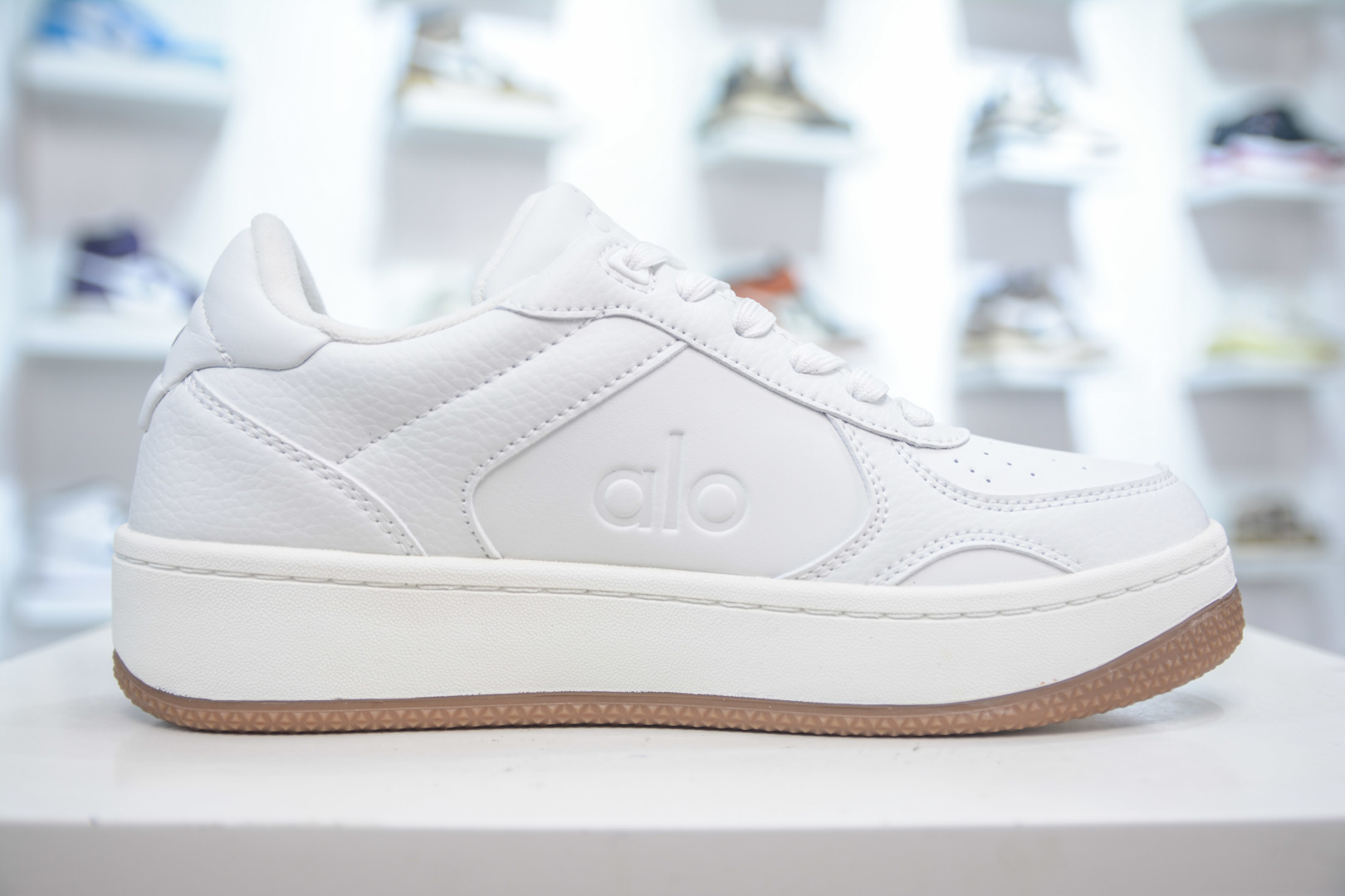 Alo Yoga Recover Mode Low-Top Sneakers - Comfort & Style with Hidden Lift 4 cmp i1752587856846 5172 0 2