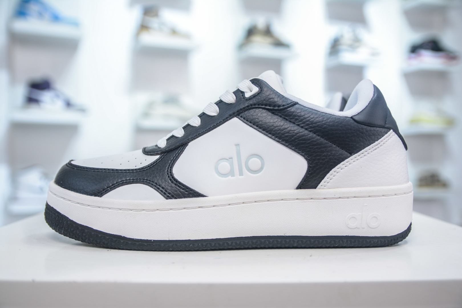 Alo Yoga Recover Mode Low-Top Sneakers - Hidden Lift, Classic Style 2 cmp i1752587994730 5409 0 0