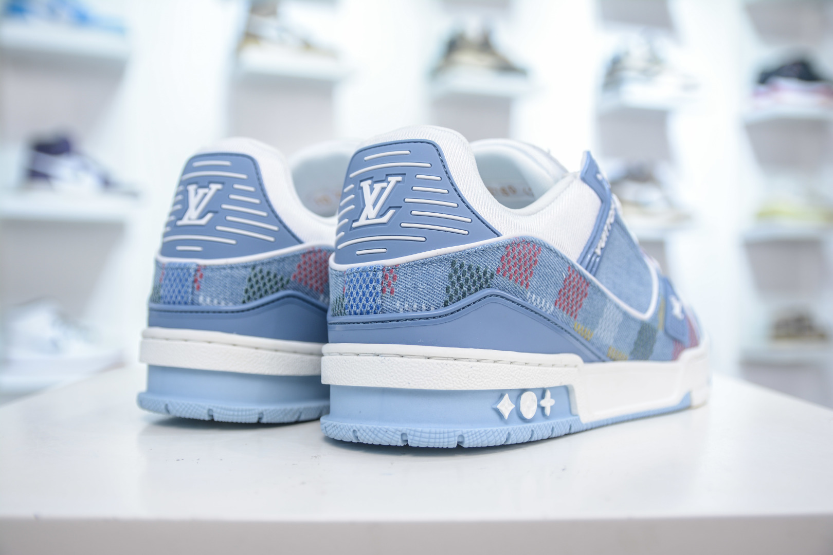 💰200 主推优势好价
CS版 鬼佬私人订单回流 Louis Vuitton Trainer lv时装走秀运动鞋 大厂出品 全套原楦原纸版原鞋开模 独家磨具开发男女鞋加全套半码 全网最具灵魂的版型 正确原装黄色鞋盒 正确中底印花 鞋面印花3D高频深度立体 全鞋电脑针车 紧密相连 针距密度一致 环保乳胶注塑鞋垫 厚度脚感还原原版 皮面裁剪部位 统一油边封口工艺 原装橡胶大底含胶量大底组合零偏差 专柜全套包装 防尘袋 说明书 质保卡 拒绝高价杀猪❌
尺码:36 37 38 39 40 41 42 43 44 45 46