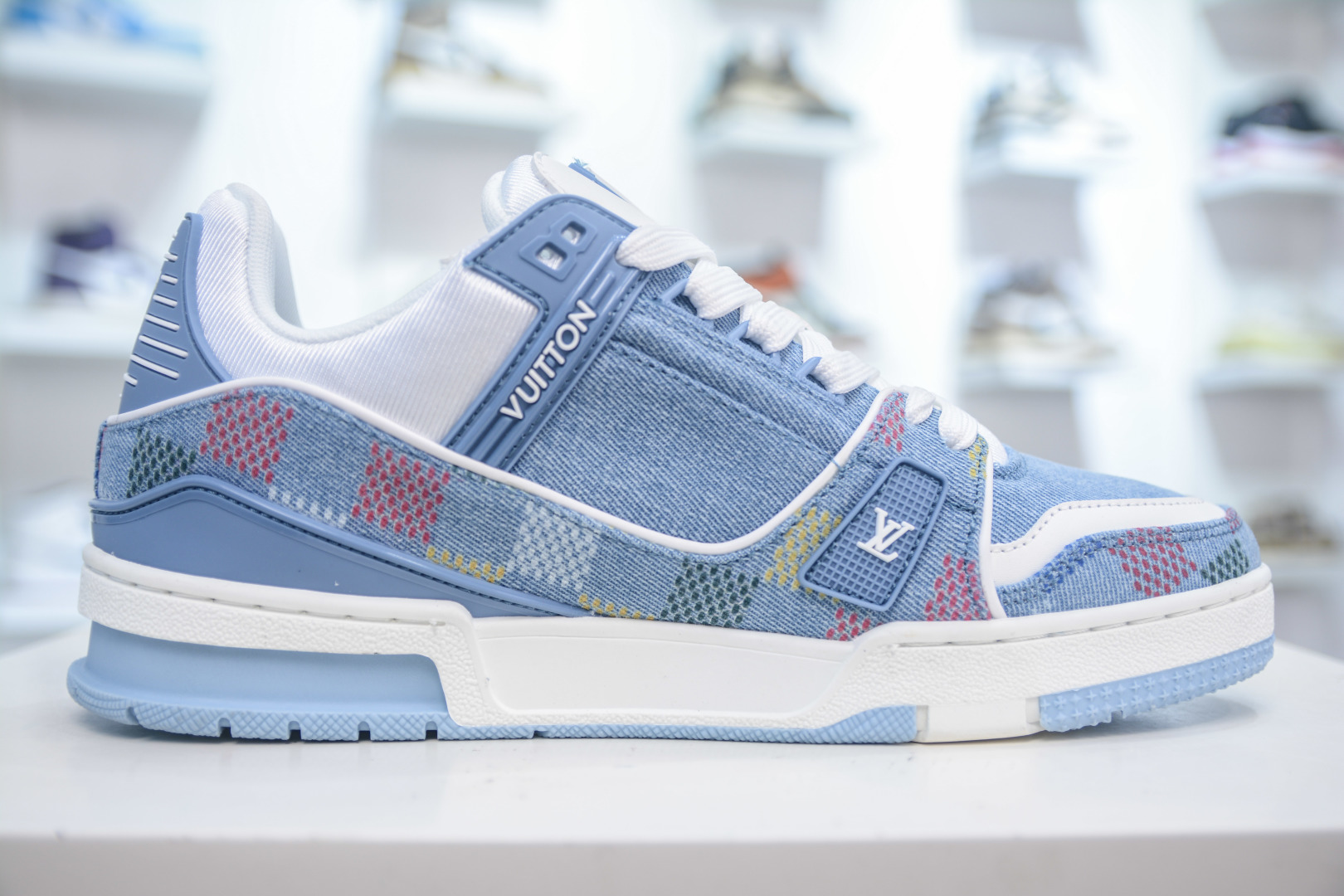 💰200 主推优势好价
CS版 鬼佬私人订单回流 Louis Vuitton Trainer lv时装走秀运动鞋 大厂出品 全套原楦原纸版原鞋开模 独家磨具开发男女鞋加全套半码 全网最具灵魂的版型 正确原装黄色鞋盒 正确中底印花 鞋面印花3D高频深度立体 全鞋电脑针车 紧密相连 针距密度一致 环保乳胶注塑鞋垫 厚度脚感还原原版 皮面裁剪部位 统一油边封口工艺 原装橡胶大底含胶量大底组合零偏差 专柜全套包装 防尘袋 说明书 质保卡 拒绝高价杀猪❌
尺码:36 37 38 39 40 41 42 43 44 45 46