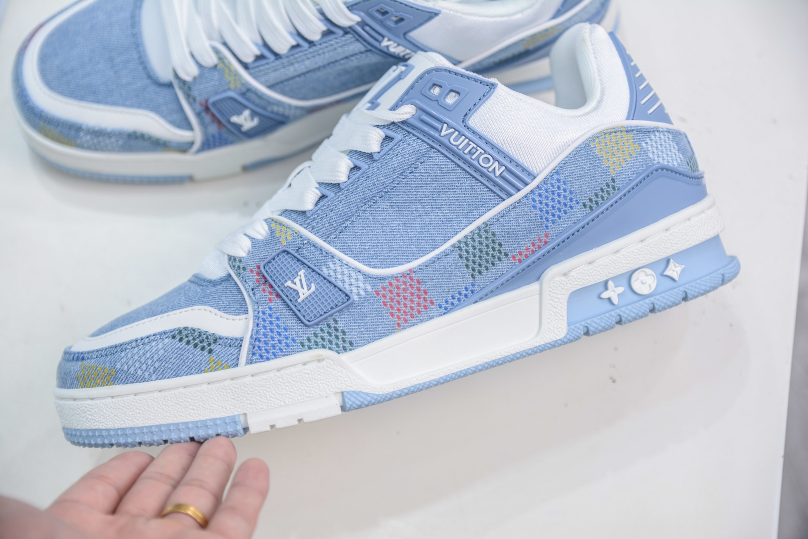 💰200 主推优势好价
CS版 鬼佬私人订单回流 Louis Vuitton Trainer lv时装走秀运动鞋 大厂出品 全套原楦原纸版原鞋开模 独家磨具开发男女鞋加全套半码 全网最具灵魂的版型 正确原装黄色鞋盒 正确中底印花 鞋面印花3D高频深度立体 全鞋电脑针车 紧密相连 针距密度一致 环保乳胶注塑鞋垫 厚度脚感还原原版 皮面裁剪部位 统一油边封口工艺 原装橡胶大底含胶量大底组合零偏差 专柜全套包装 防尘袋 说明书 质保卡 拒绝高价杀猪❌
尺码:36 37 38 39 40 41 42 43 44 45 46