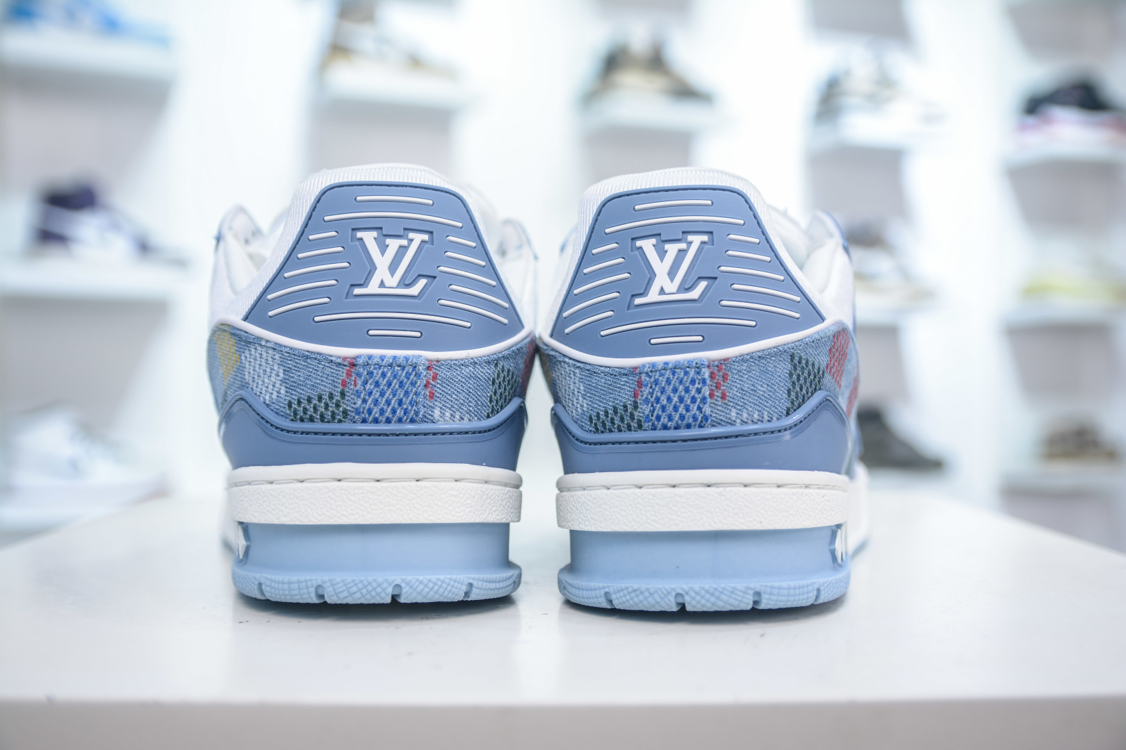 💰200 主推优势好价
CS版 鬼佬私人订单回流 Louis Vuitton Trainer lv时装走秀运动鞋 大厂出品 全套原楦原纸版原鞋开模 独家磨具开发男女鞋加全套半码 全网最具灵魂的版型 正确原装黄色鞋盒 正确中底印花 鞋面印花3D高频深度立体 全鞋电脑针车 紧密相连 针距密度一致 环保乳胶注塑鞋垫 厚度脚感还原原版 皮面裁剪部位 统一油边封口工艺 原装橡胶大底含胶量大底组合零偏差 专柜全套包装 防尘袋 说明书 质保卡 拒绝高价杀猪❌
尺码:36 37 38 39 40 41 42 43 44 45 46