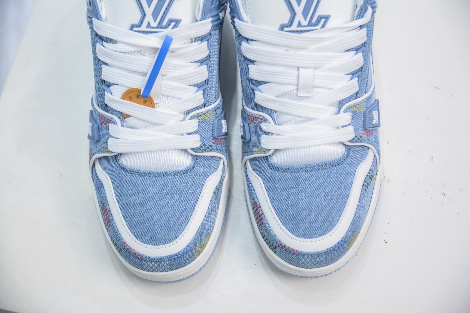 💰200 主推优势好价
CS版 鬼佬私人订单回流 Louis Vuitton Trainer lv时装走秀运动鞋 大厂出品 全套原楦原纸版原鞋开模 独家磨具开发男女鞋加全套半码 全网最具灵魂的版型 正确原装黄色鞋盒 正确中底印花 鞋面印花3D高频深度立体 全鞋电脑针车 紧密相连 针距密度一致 环保乳胶注塑鞋垫 厚度脚感还原原版 皮面裁剪部位 统一油边封口工艺 原装橡胶大底含胶量大底组合零偏差 专柜全套包装 防尘袋 说明书 质保卡 拒绝高价杀猪❌
尺码:36 37 38 39 40 41 42 43 44 45 46