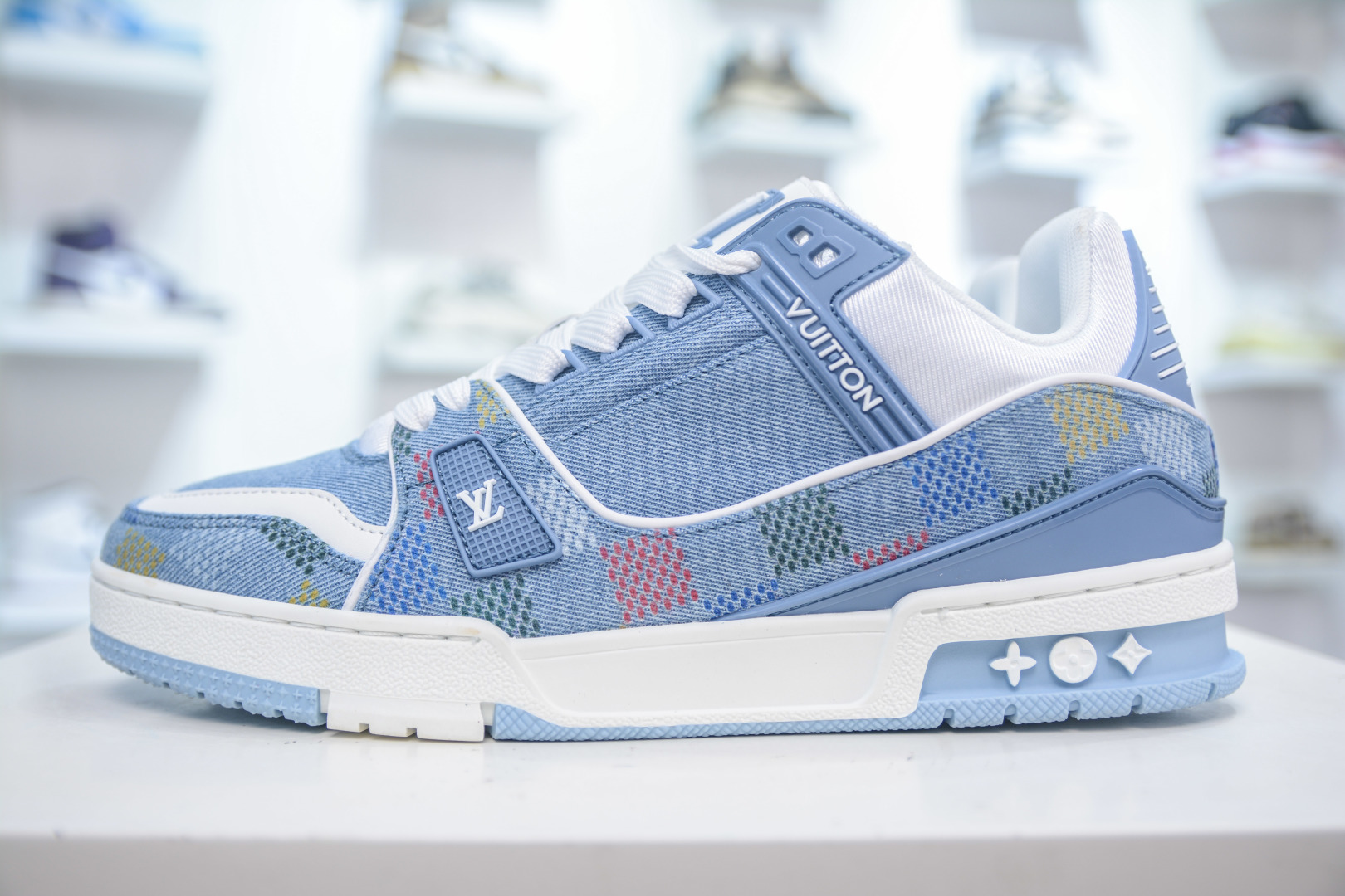 💰200 主推优势好价
CS版 鬼佬私人订单回流 Louis Vuitton Trainer lv时装走秀运动鞋 大厂出品 全套原楦原纸版原鞋开模 独家磨具开发男女鞋加全套半码 全网最具灵魂的版型 正确原装黄色鞋盒 正确中底印花 鞋面印花3D高频深度立体 全鞋电脑针车 紧密相连 针距密度一致 环保乳胶注塑鞋垫 厚度脚感还原原版 皮面裁剪部位 统一油边封口工艺 原装橡胶大底含胶量大底组合零偏差 专柜全套包装 防尘袋 说明书 质保卡 拒绝高价杀猪❌
尺码:36 37 38 39 40 41 42 43 44 45 46