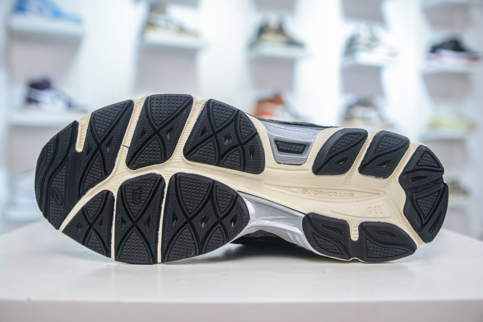 Asics Gel-NYC Sneakers: Retro Style, Breathable Comfort, and Superior Performance 5 cmp i1752850517356 7351 0 4