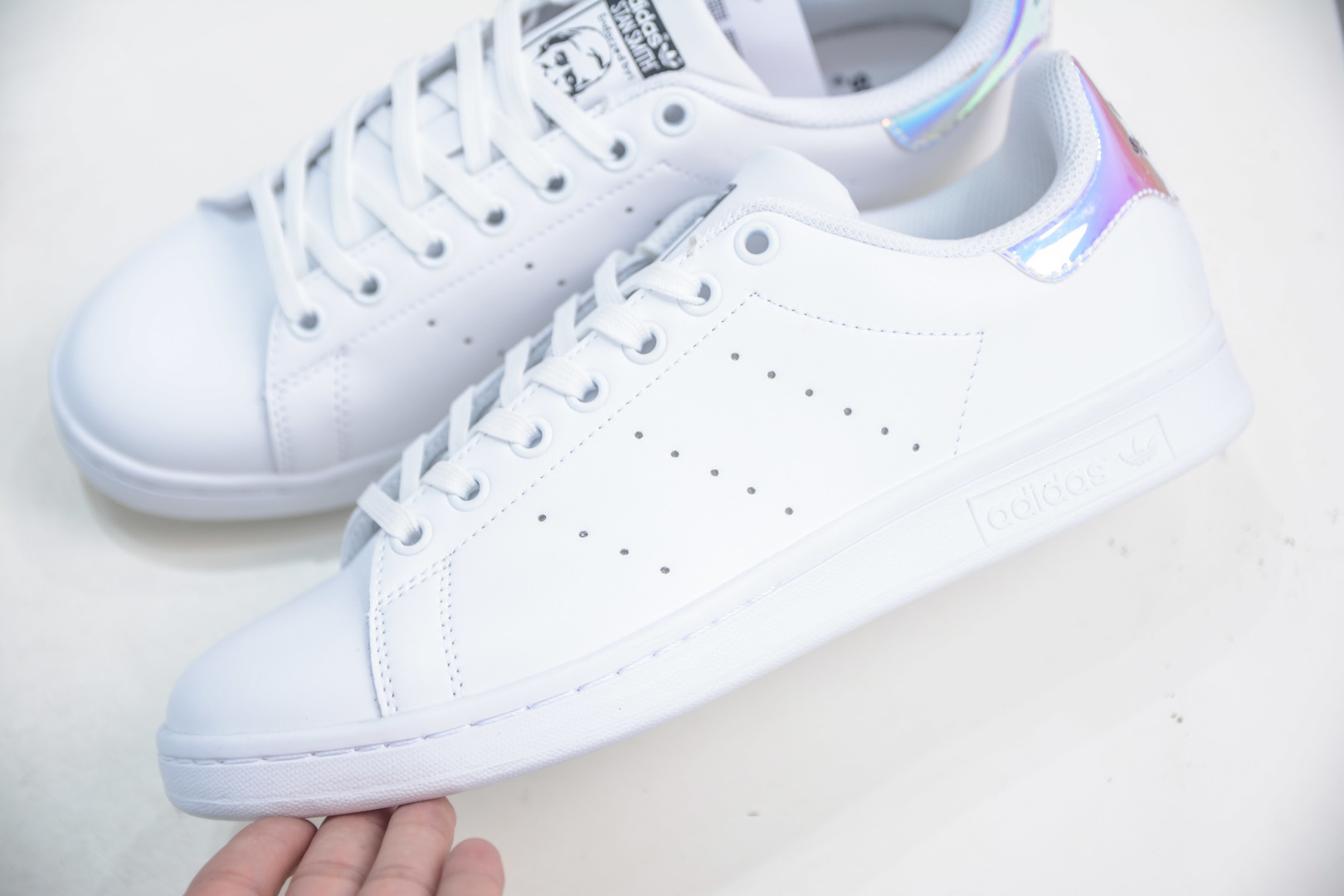 130 AD Originals Stan Smith 史密斯 白镭射尾 复古时尚舒适运动休闲板鞋  AQ6272
