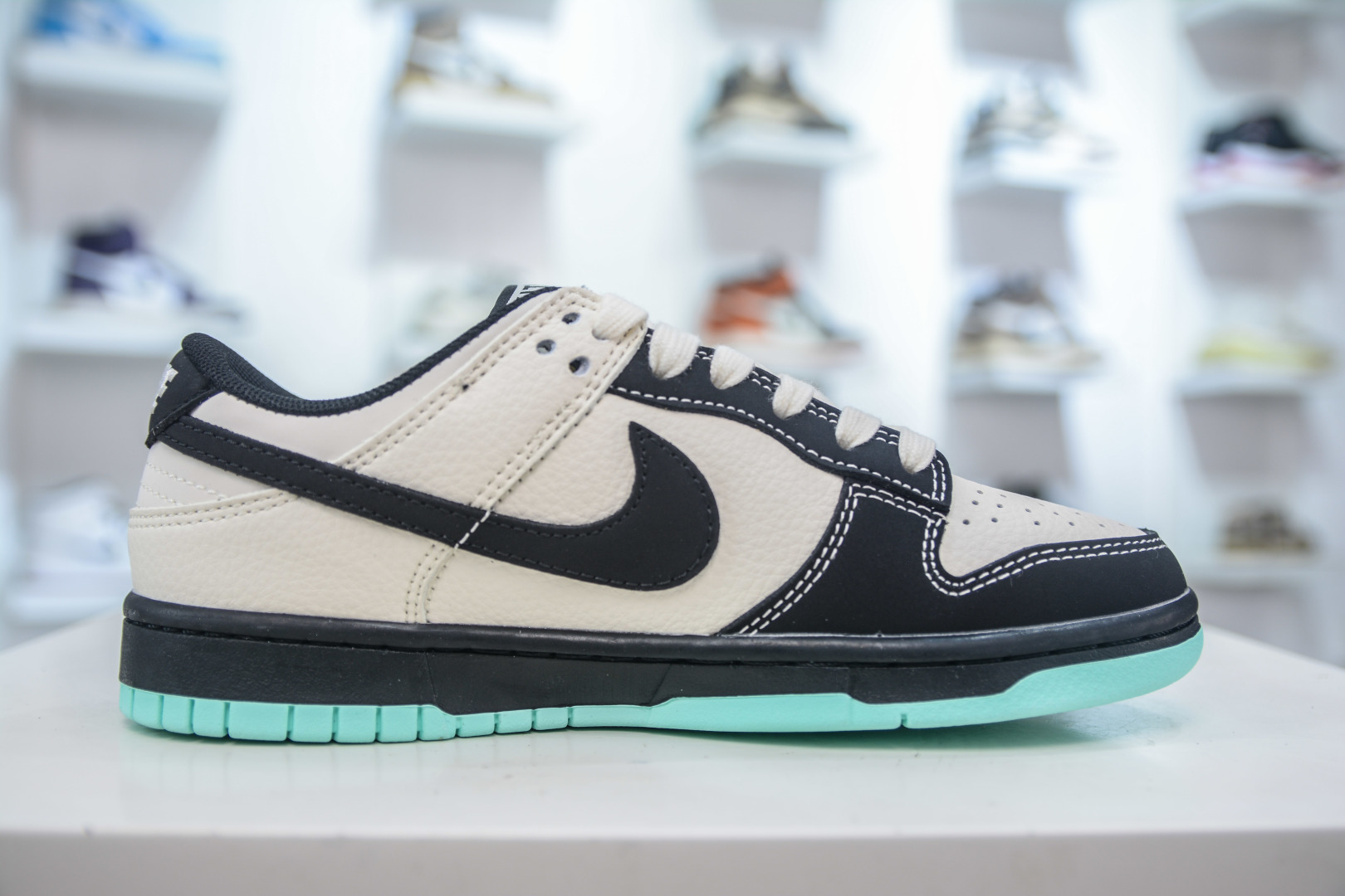 280 Nike SB Dunk Low x KITH 双拼米黑三勾  QW5836-013
