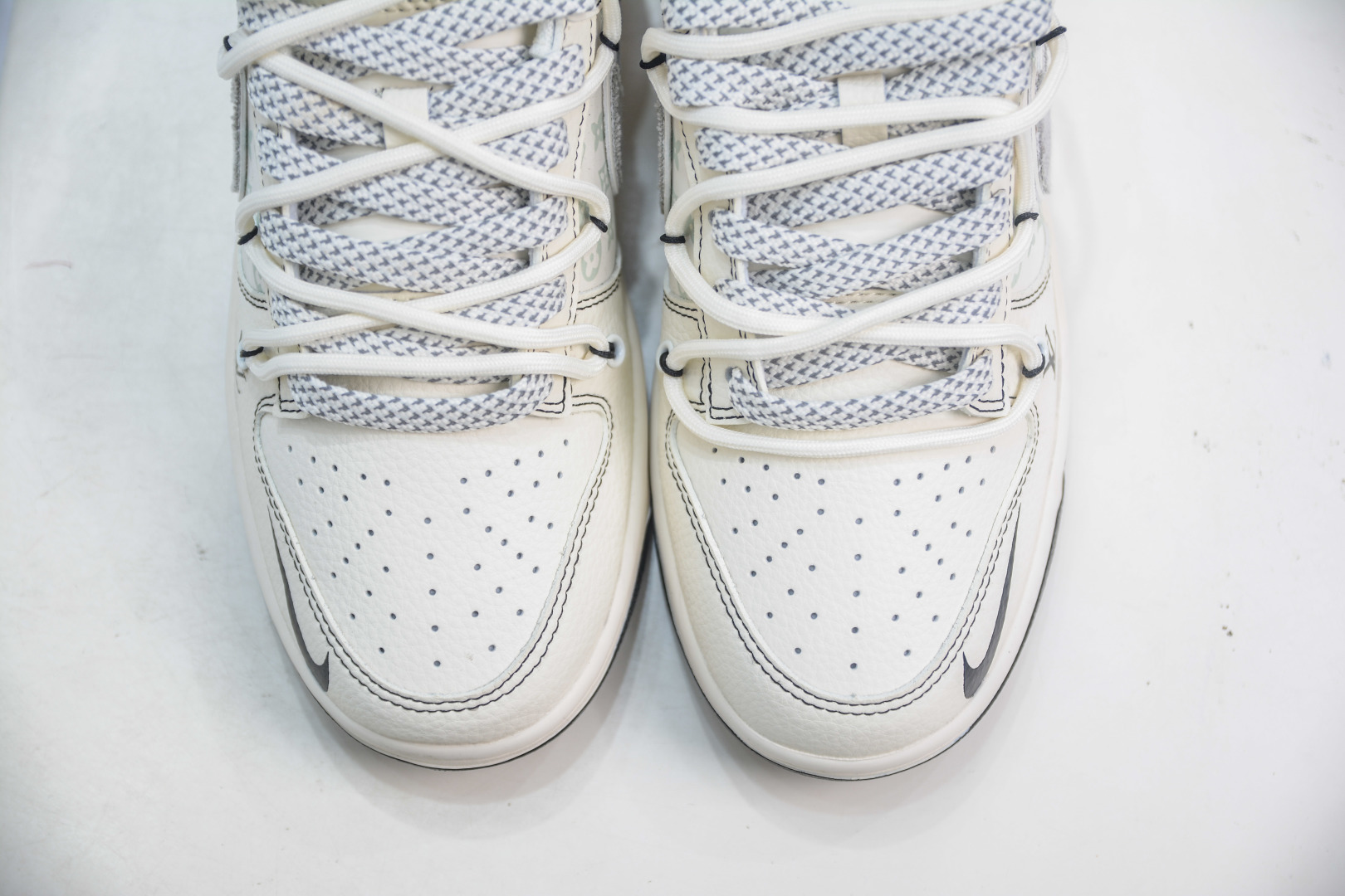 Nike SB Dunk Low x Louis VuittLV联名-白灰布勾绑带 YX5066-379