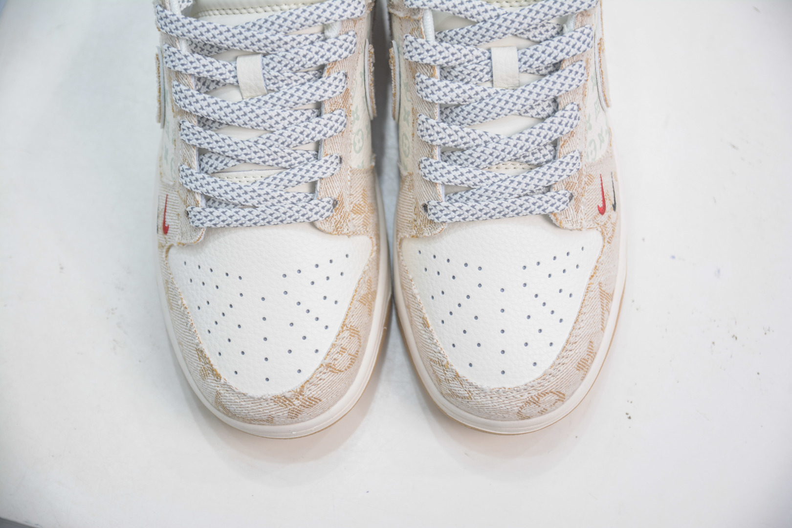 Nike SB Dunk Low x Louis Vuitton White Yellow Denim Shoes 9 cmp i1753199421322 2643 0 8