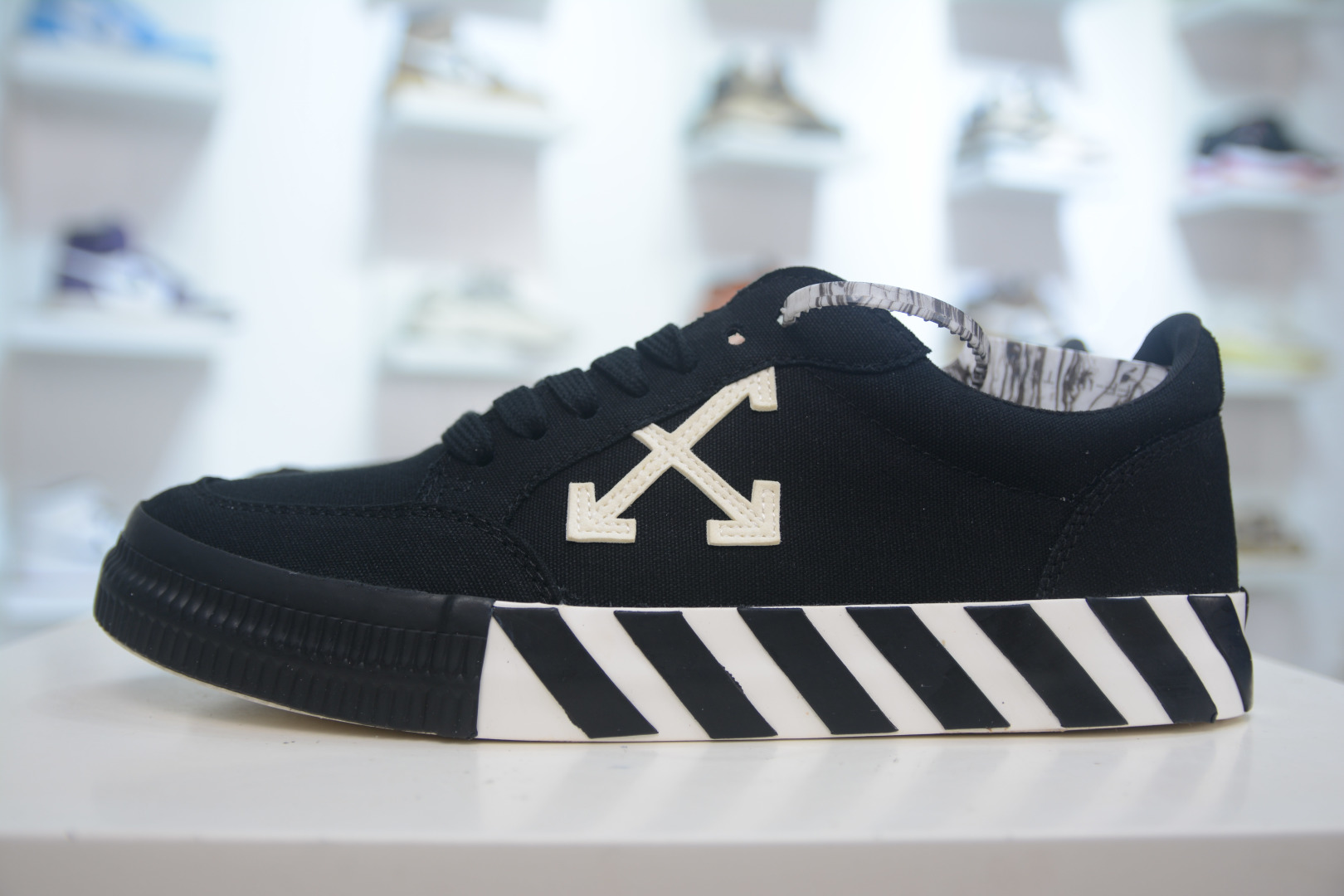 Off-White Vulc Low-Top Sneakers: Iconic Arrow Design, Street-Style Edge 1 cmp i1753199693679 5383 0 0
