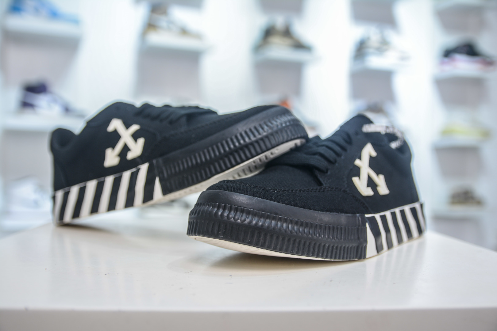 Off-White Vulc Low-Top Sneakers: Iconic Arrow Design, Street-Style Edge 4 cmp i1753199693680 3201 0 3