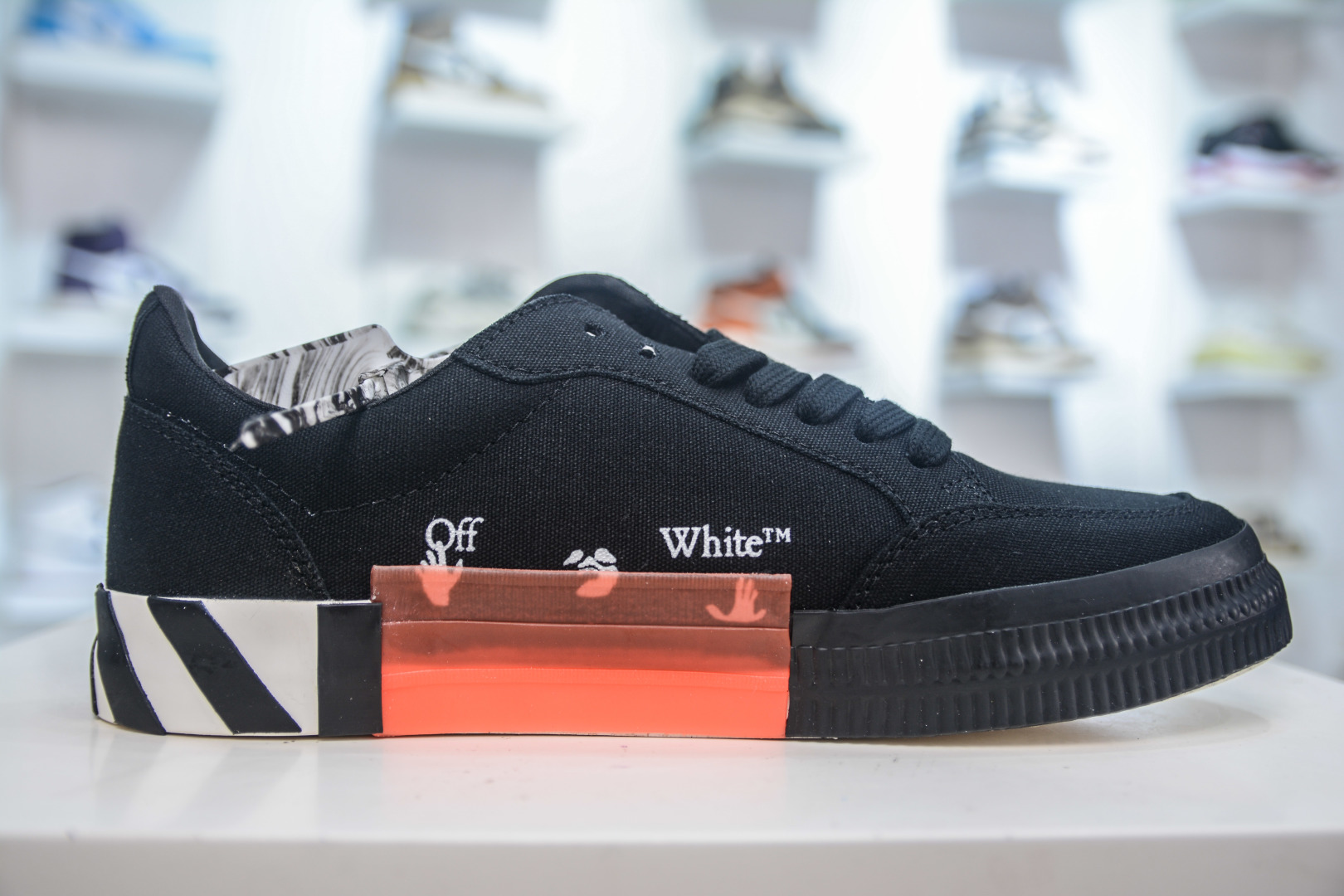 Off-White Vulc Low-Top Sneakers: Iconic Arrow Design, Street-Style Edge 3 cmp i1753199693681 9240 0 2