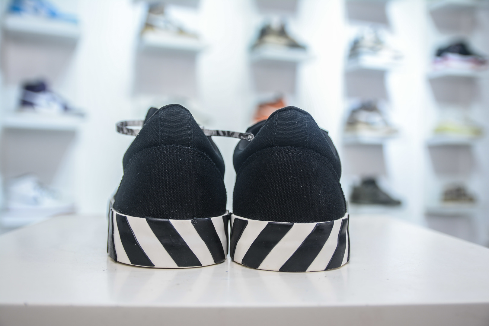 Off-White Vulc Low-Top Sneakers: Iconic Arrow Design, Street-Style Edge 2 cmp i1753199693682 1484 0 1