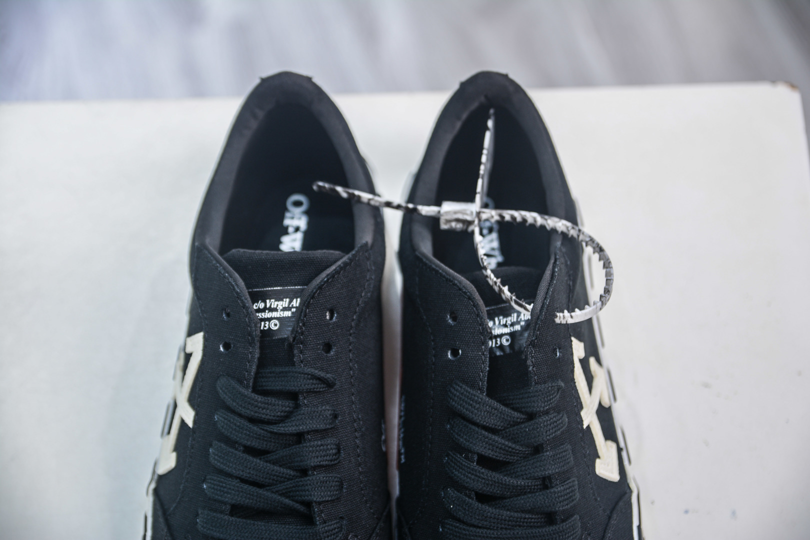 Off-White Vulc Low-Top Sneakers: Iconic Arrow Design, Street-Style Edge 8 cmp i1753199693682 2918 0 7