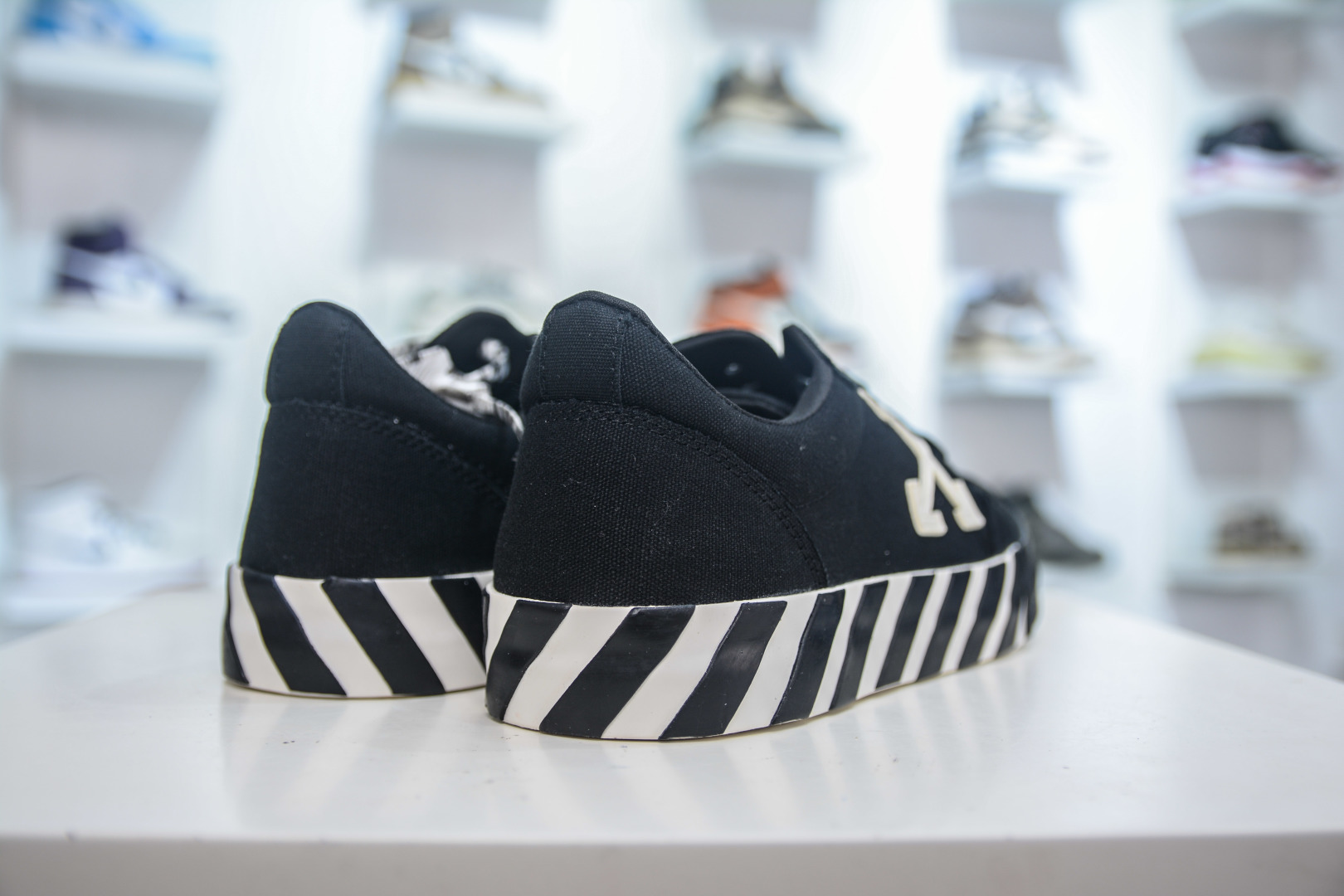 Off-White Vulc Low-Top Sneakers: Iconic Arrow Design, Street-Style Edge 6 cmp i1753199694921 3278 0 5