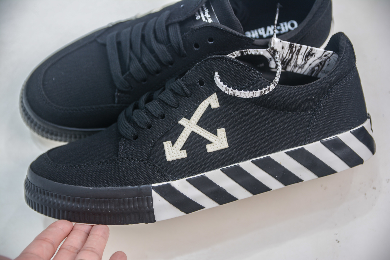 Off-White Vulc Low-Top Sneakers: Iconic Arrow Design, Street-Style Edge 7 cmp i1753199694922 907 0 6