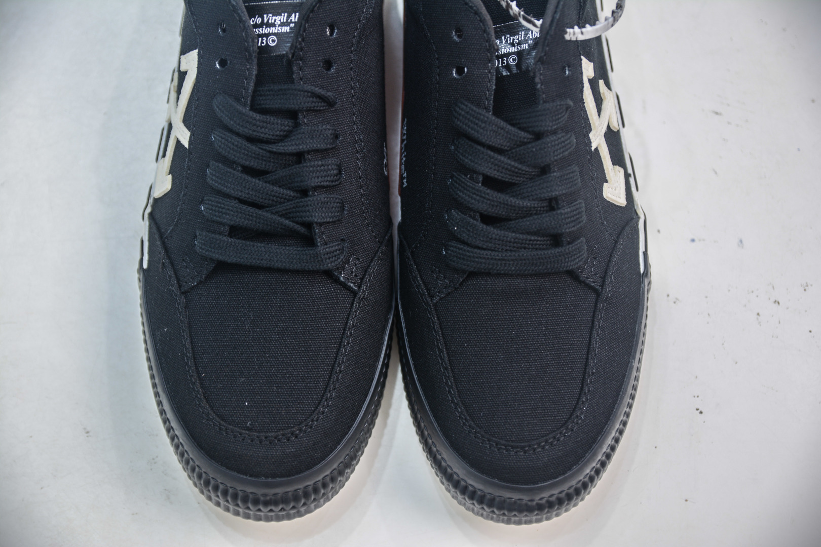 Off-White Vulc Low-Top Sneakers: Iconic Arrow Design, Street-Style Edge 9 cmp i1753199694924 2826 0 8
