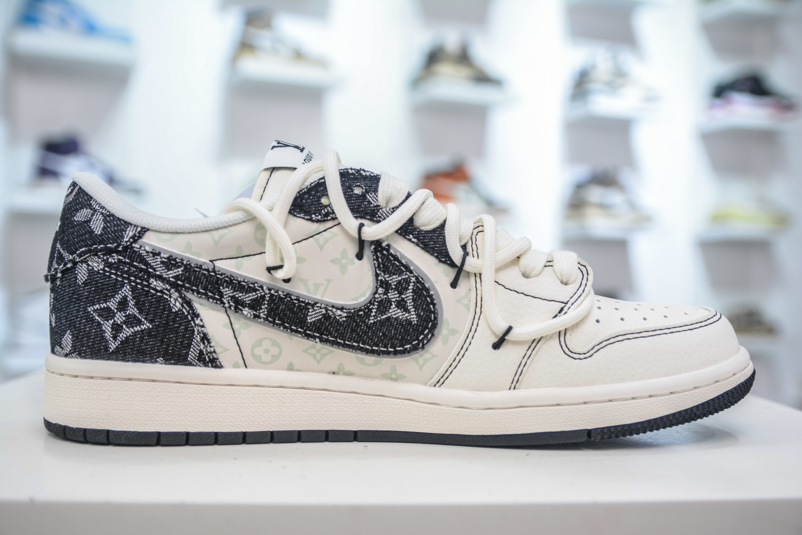 Travis Scott x Nike Air Jordan 1 Low x Louis Vuitton - Limited Edition Sneakers 4 cmp i1753367950263 9625 0 2