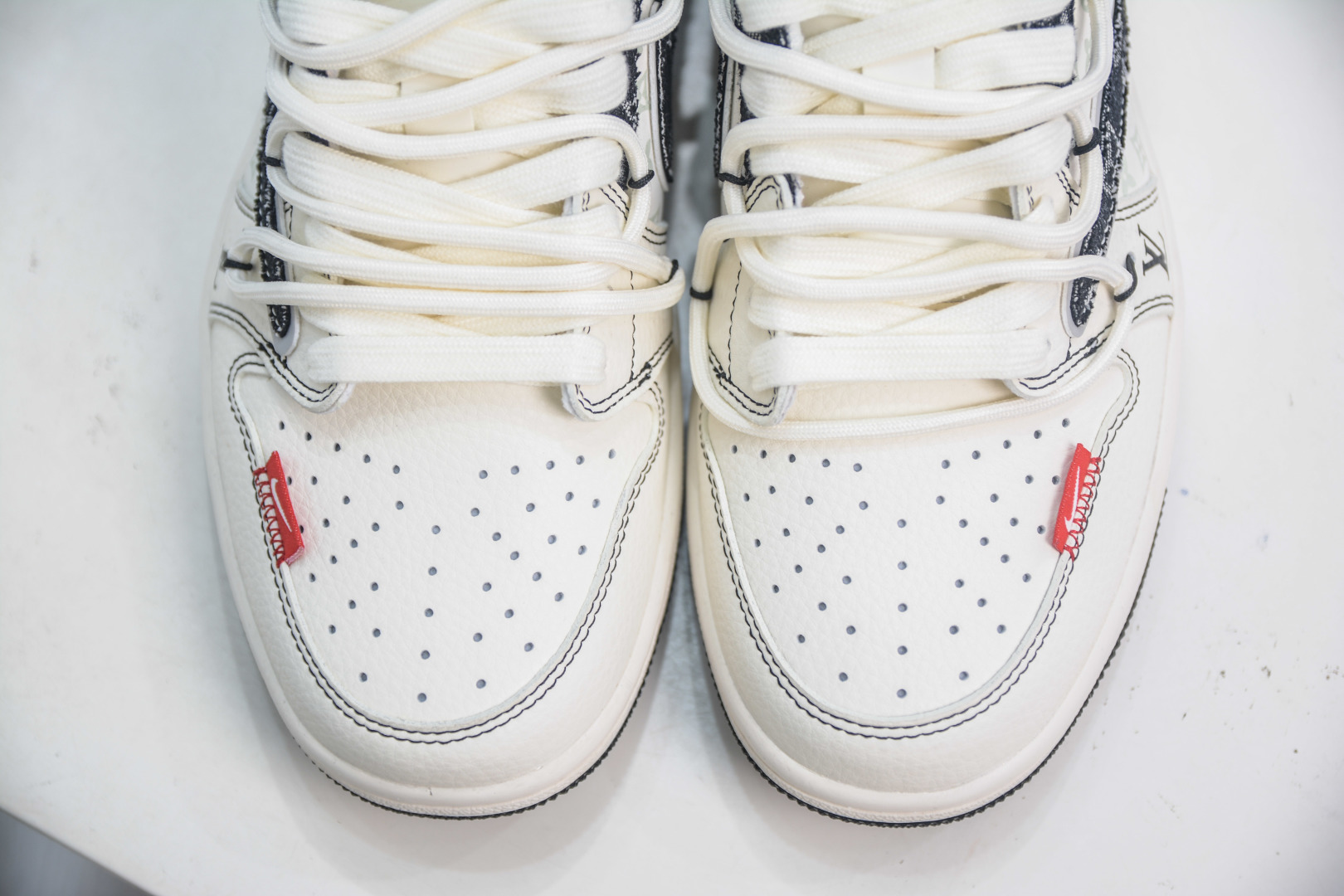 Travis Scott x Nike Air Jordan 1 Low x Louis Vuitton - Limited Edition Sneakers 10 cmp i1753367950264 4346 0 8