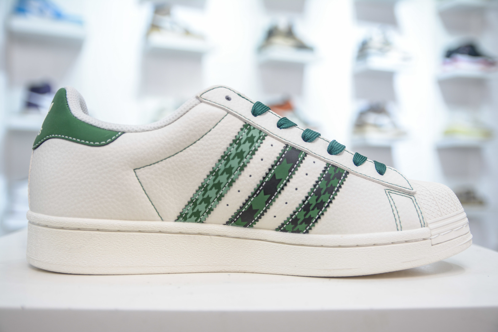 Adidas Originals Superstar x Gucci "Shelltoe" Classic Retro Sneakers 4 cmp i1753367997958 6362 0 2