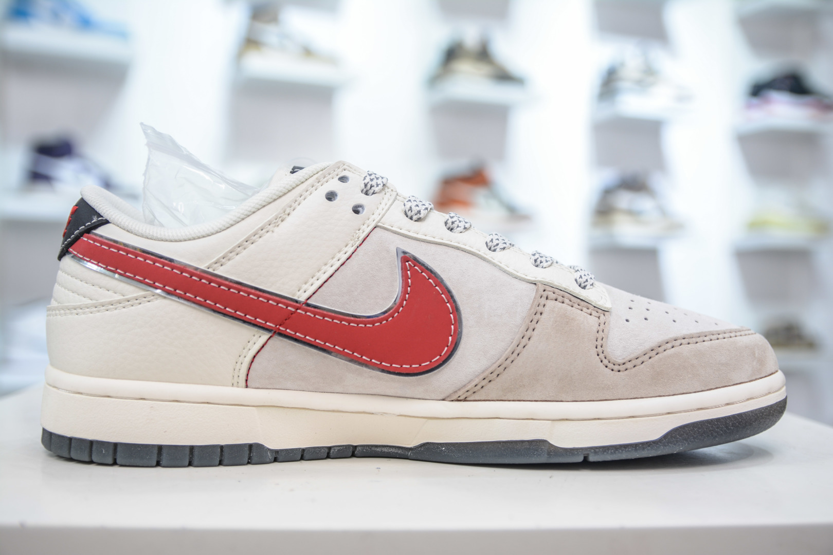 Nike SB Dunk Low x Supreme 'Hello Kitty' Collaboration Sneakers - Limited Edition 4 cmp i1753368085814 8796 0 2