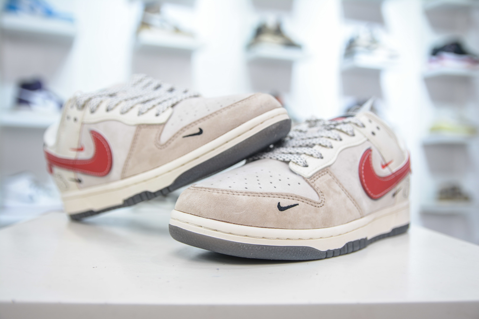 Nike SB Dunk Low x Supreme 'Hello Kitty' Collaboration Sneakers - Limited Edition 5 cmp i1753368085815 7069 0 3