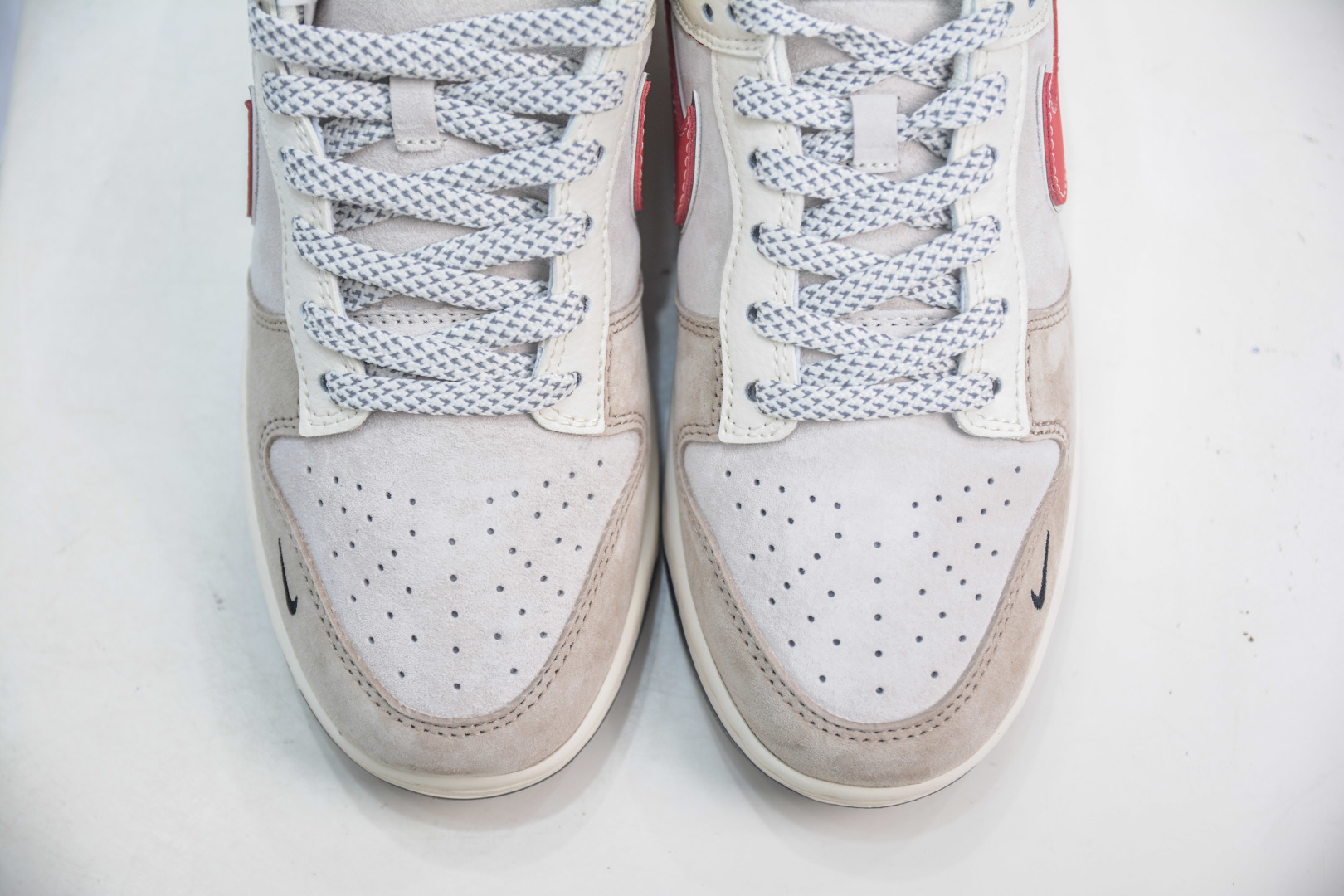 Nike SB Dunk Low x Supreme 'Hello Kitty' Collaboration Sneakers - Limited Edition 10 cmp i1753368085860 5529 0 8