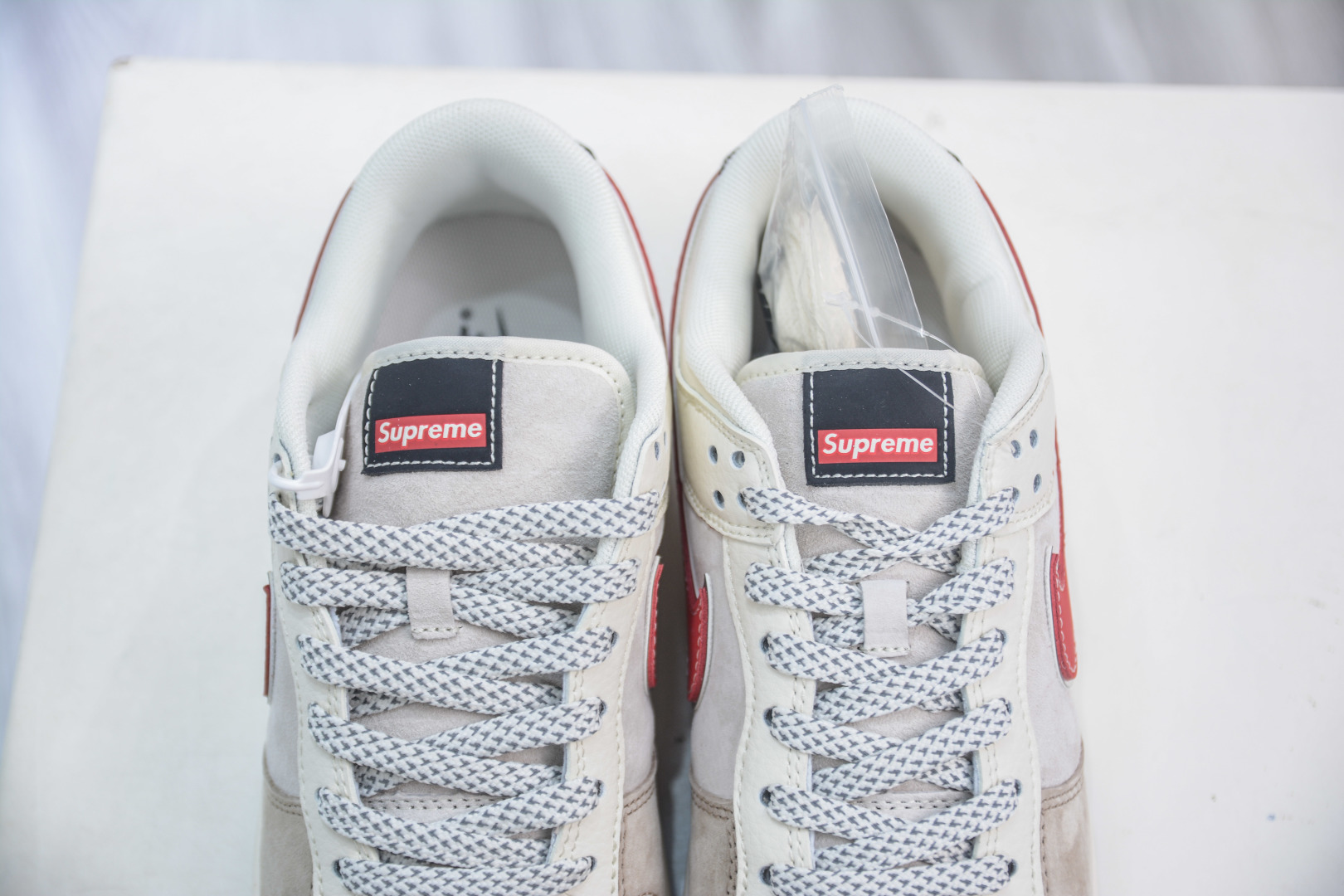 Nike SB Dunk Low x Supreme 'Hello Kitty' Collaboration Sneakers - Limited Edition 9 cmp i1753368087498 8539 0 7