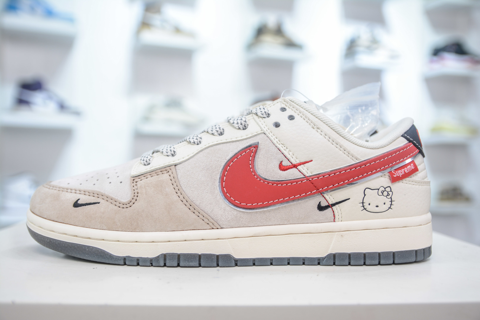 Nike SB Dunk Low x Supreme 'Hello Kitty' Collaboration Sneakers - Limited Edition 2 cmp i1753368087498 9986 0 0
