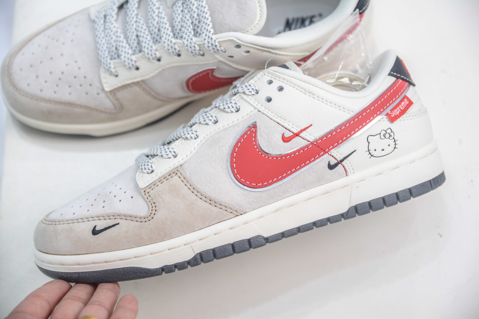Nike SB Dunk Low x Supreme 'Hello Kitty' Collaboration Sneakers - Limited Edition 8 cmp i1753368087506 955 0 6