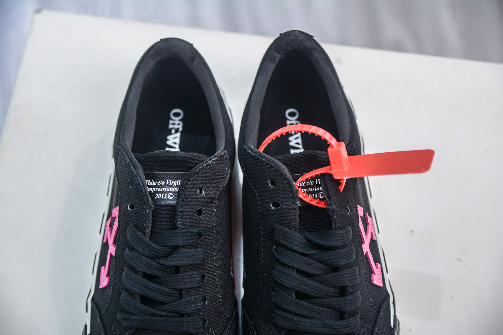 Off-White Vulc Low-Top Sneakers Black, Pink Arrow Logo, Canvas Shoes 9 cmp i1753456920084 3149 0 7