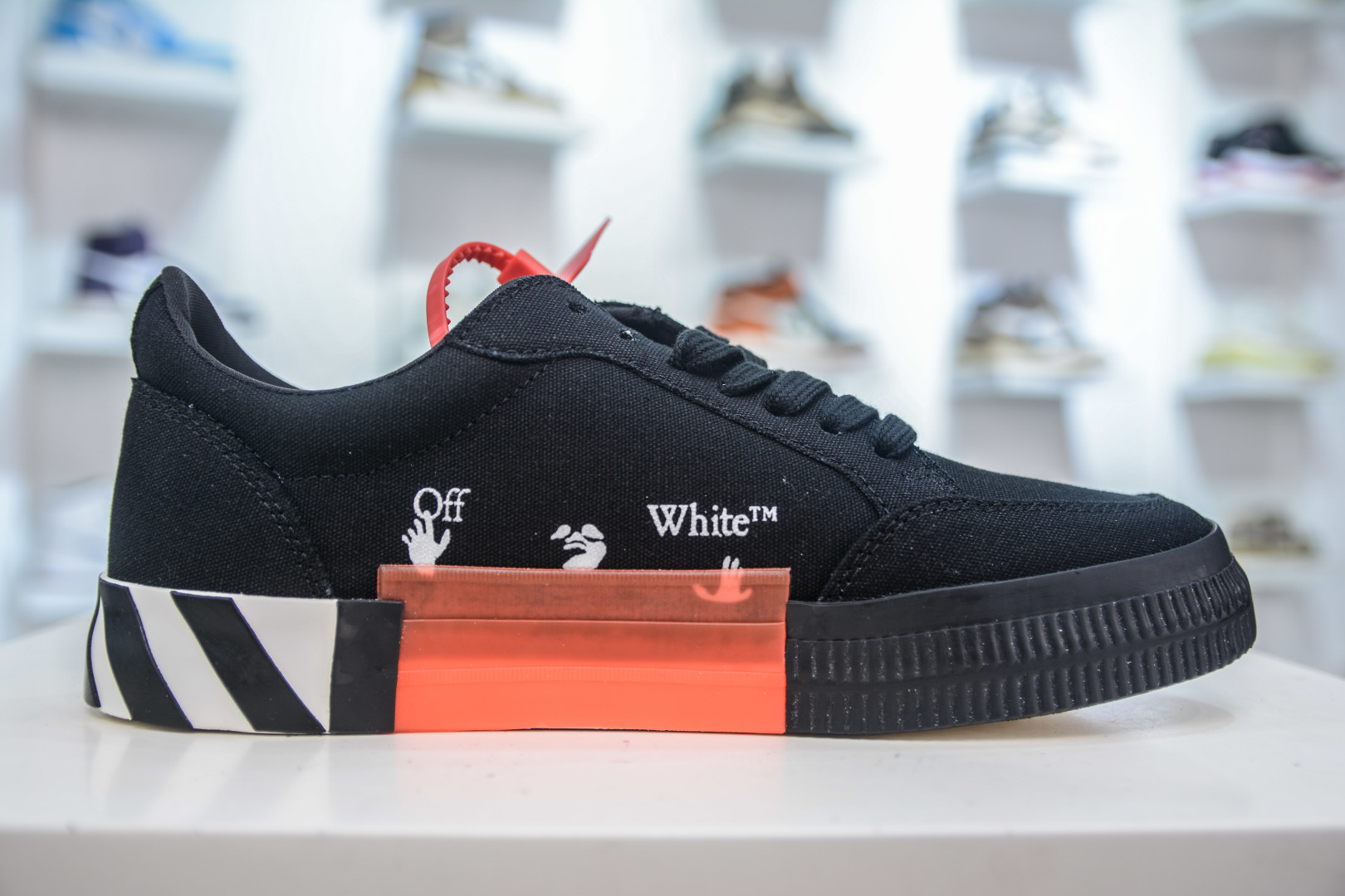 Off-White Vulc Low-Top Sneakers Black, Pink Arrow Logo, Canvas Shoes 4 cmp i1753456920851 2161 0 2